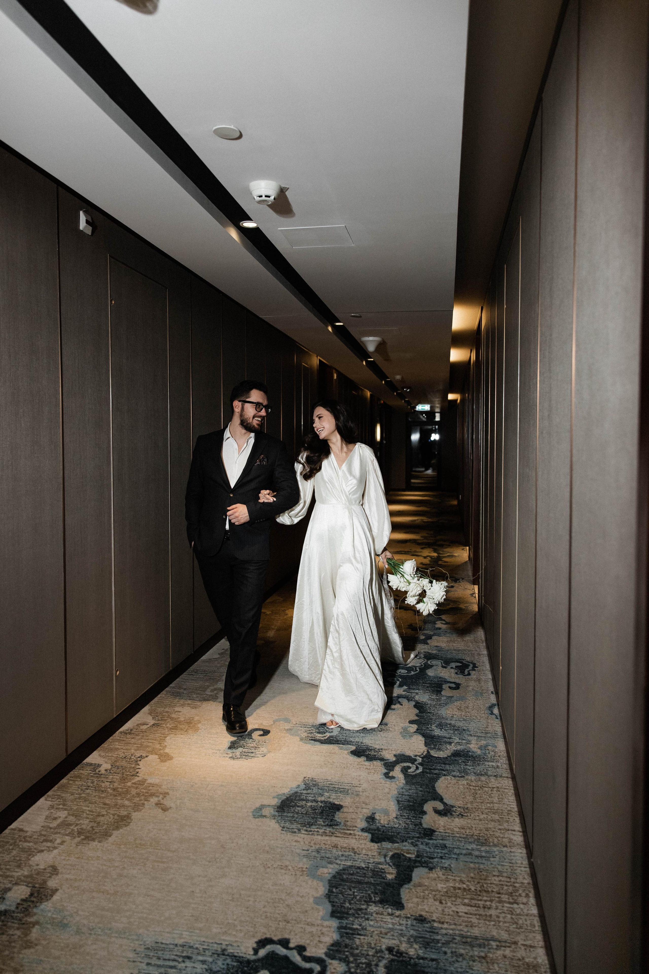 Совместные сборы в отеле. Свадебный фотограф Полина Панина