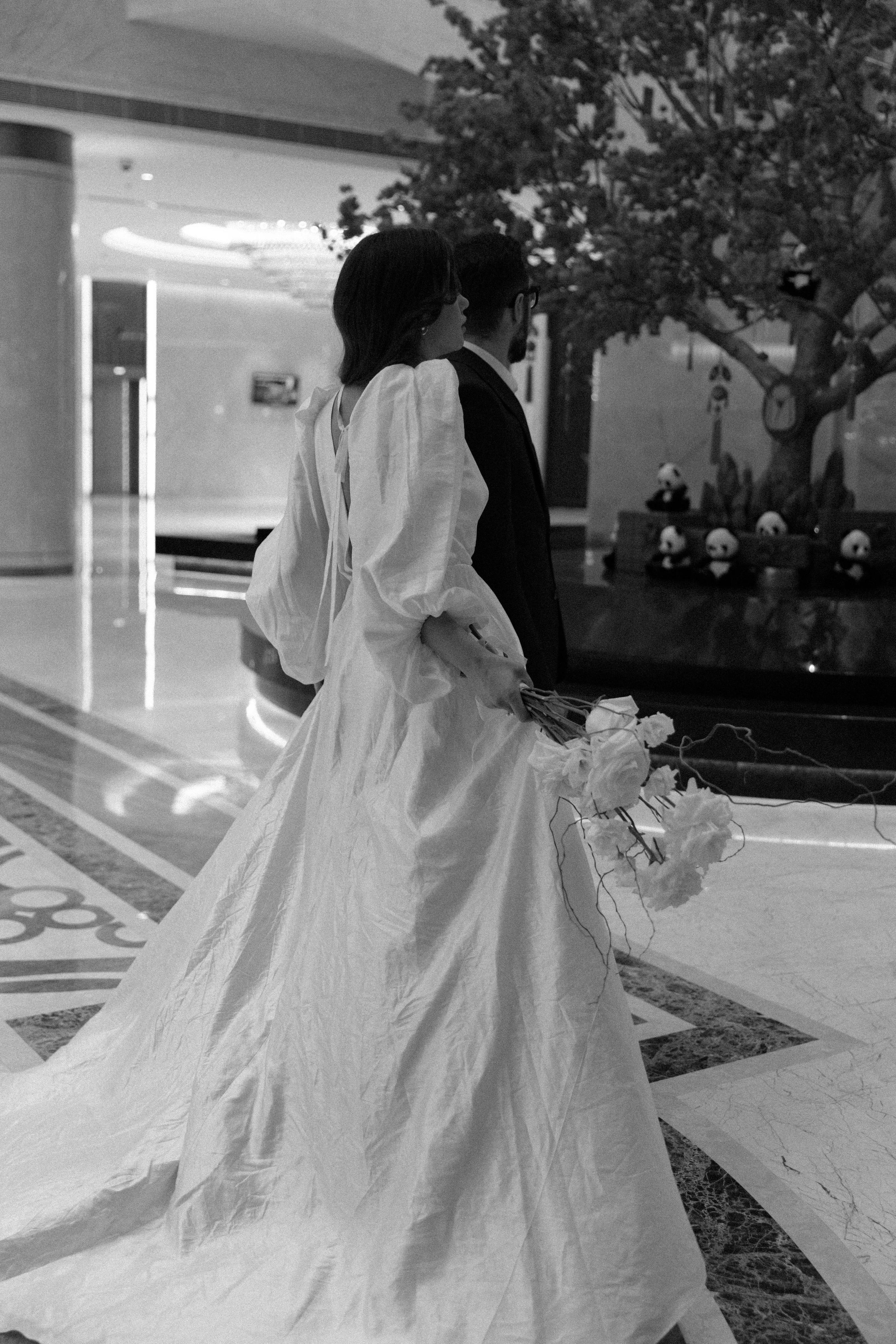 Совместные сборы в отеле. Свадебный фотограф Полина Панина