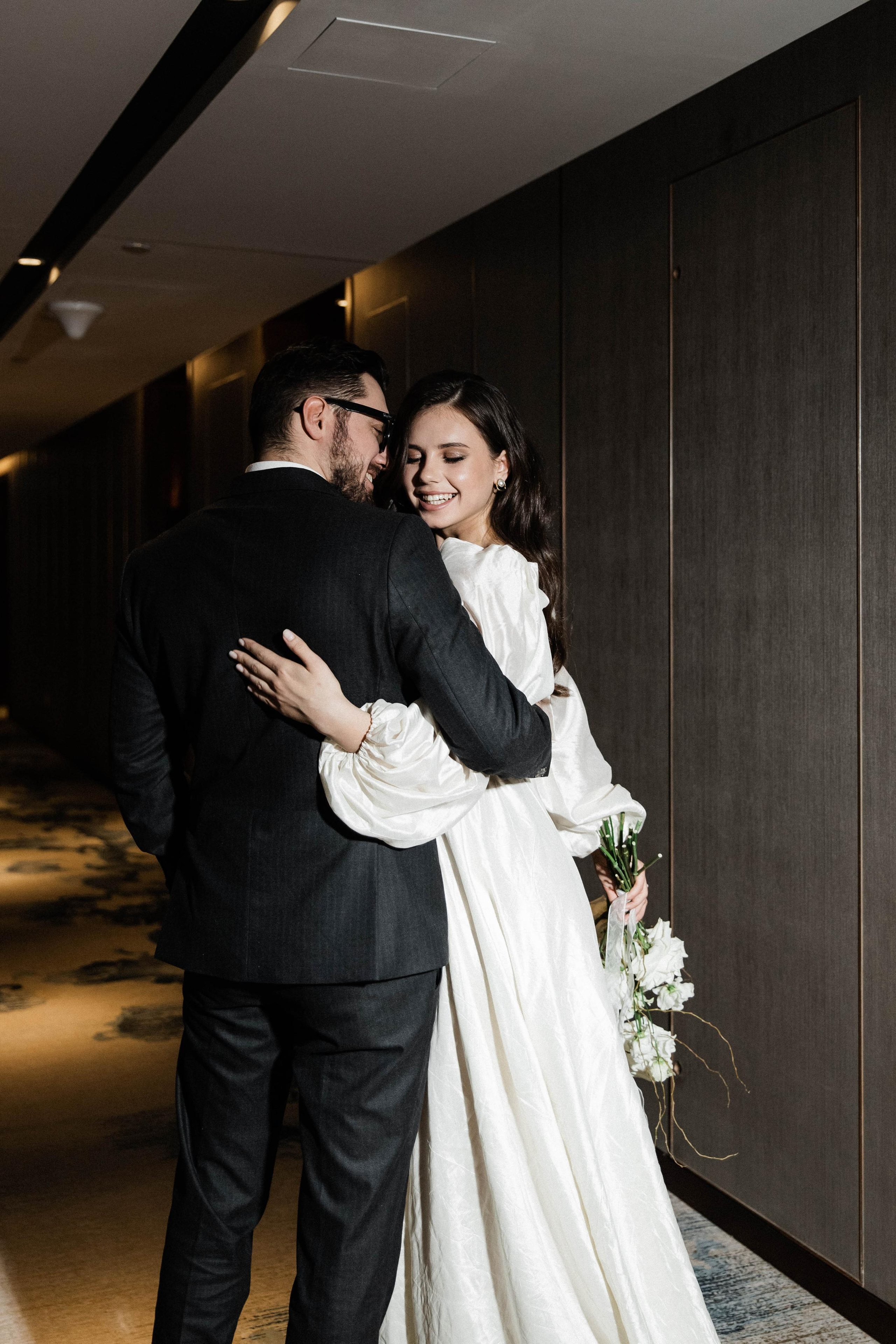 Совместные сборы в отеле. Свадебный фотограф Полина Панина