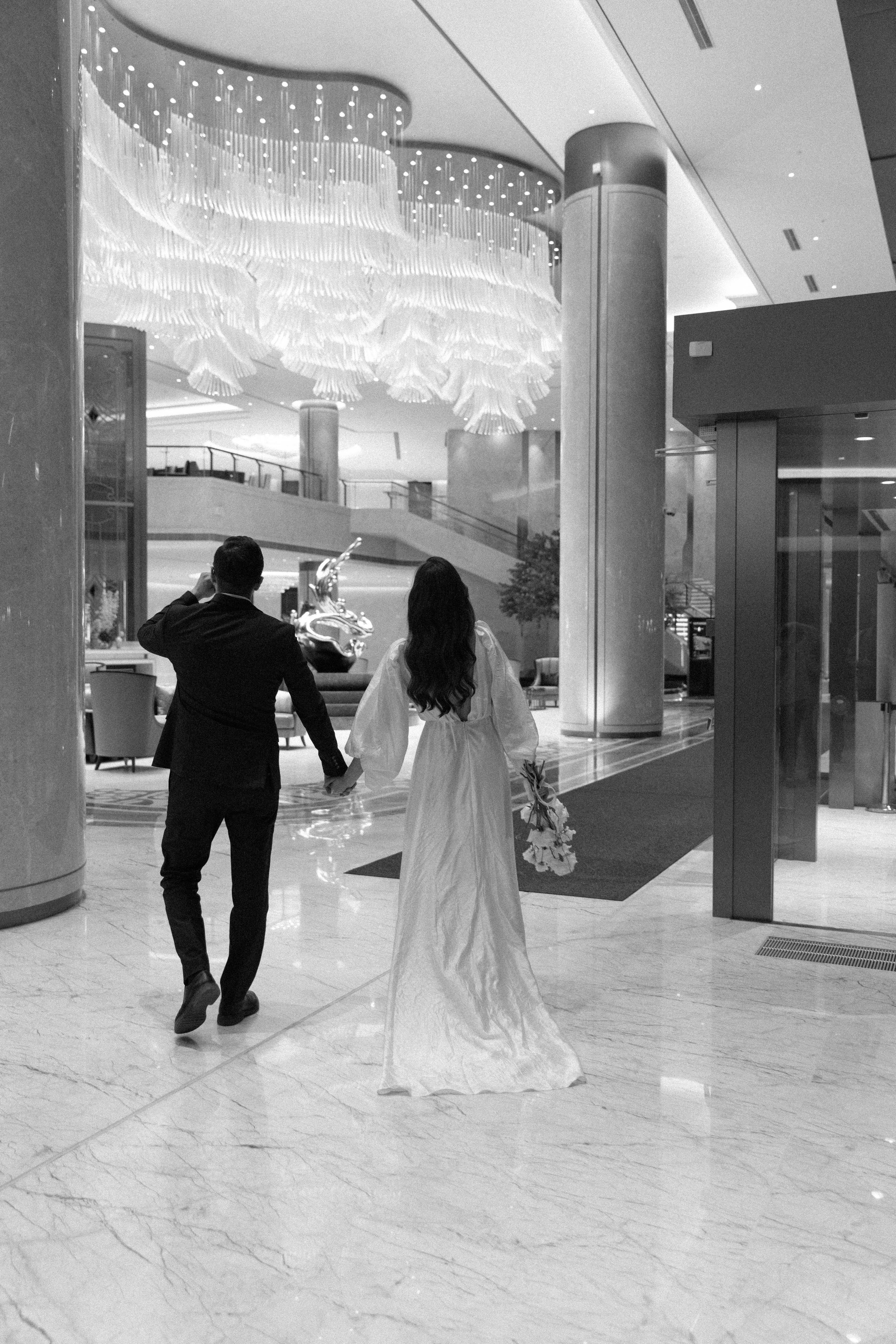 Совместные сборы в отеле. Свадебный фотограф Полина Панина