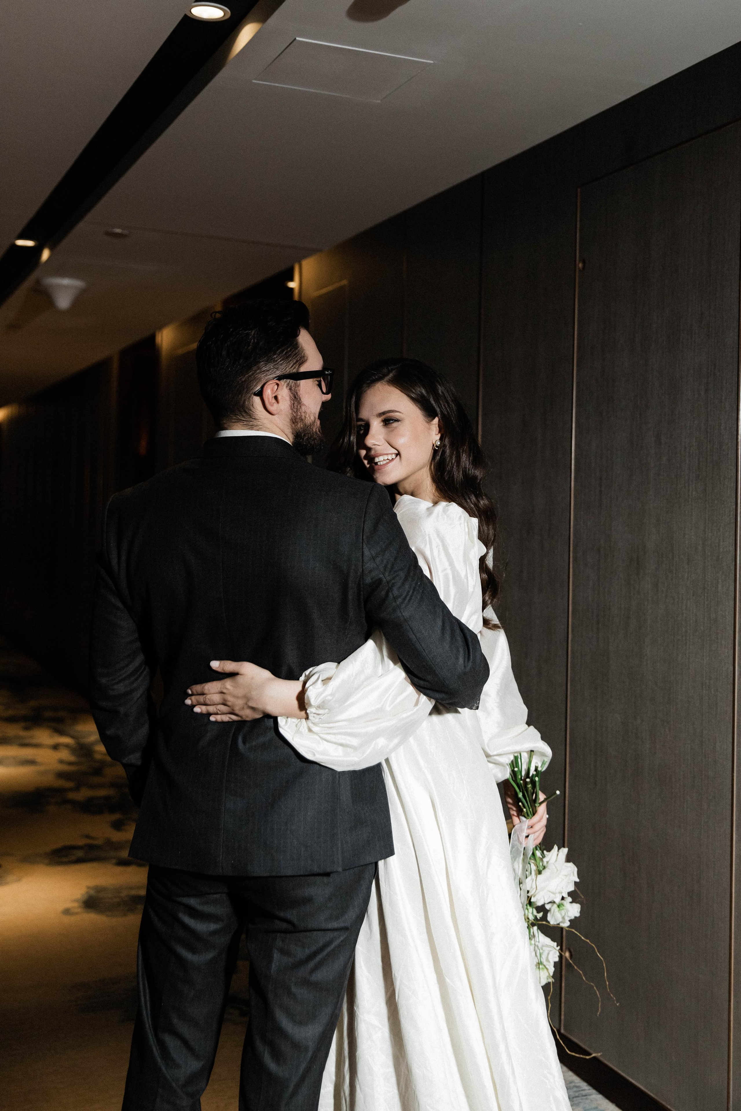 Совместные сборы в отеле. Свадебный фотограф Полина Панина