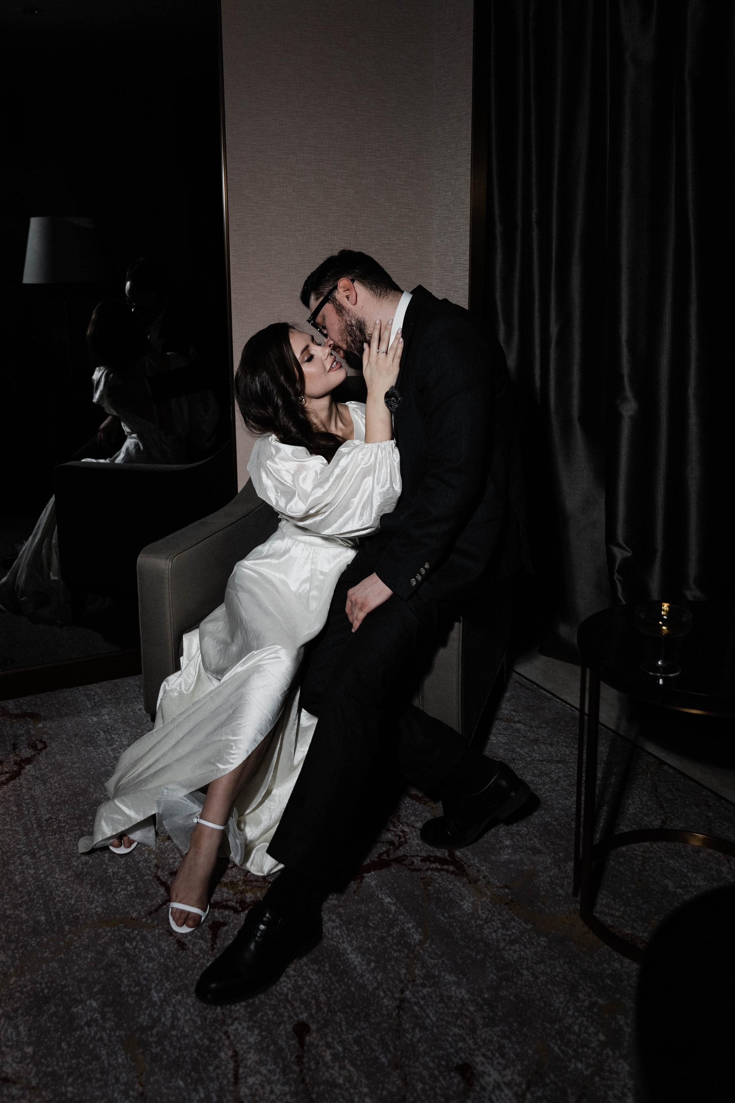 Совместные сборы в отеле. Свадебный фотограф Полина Панина