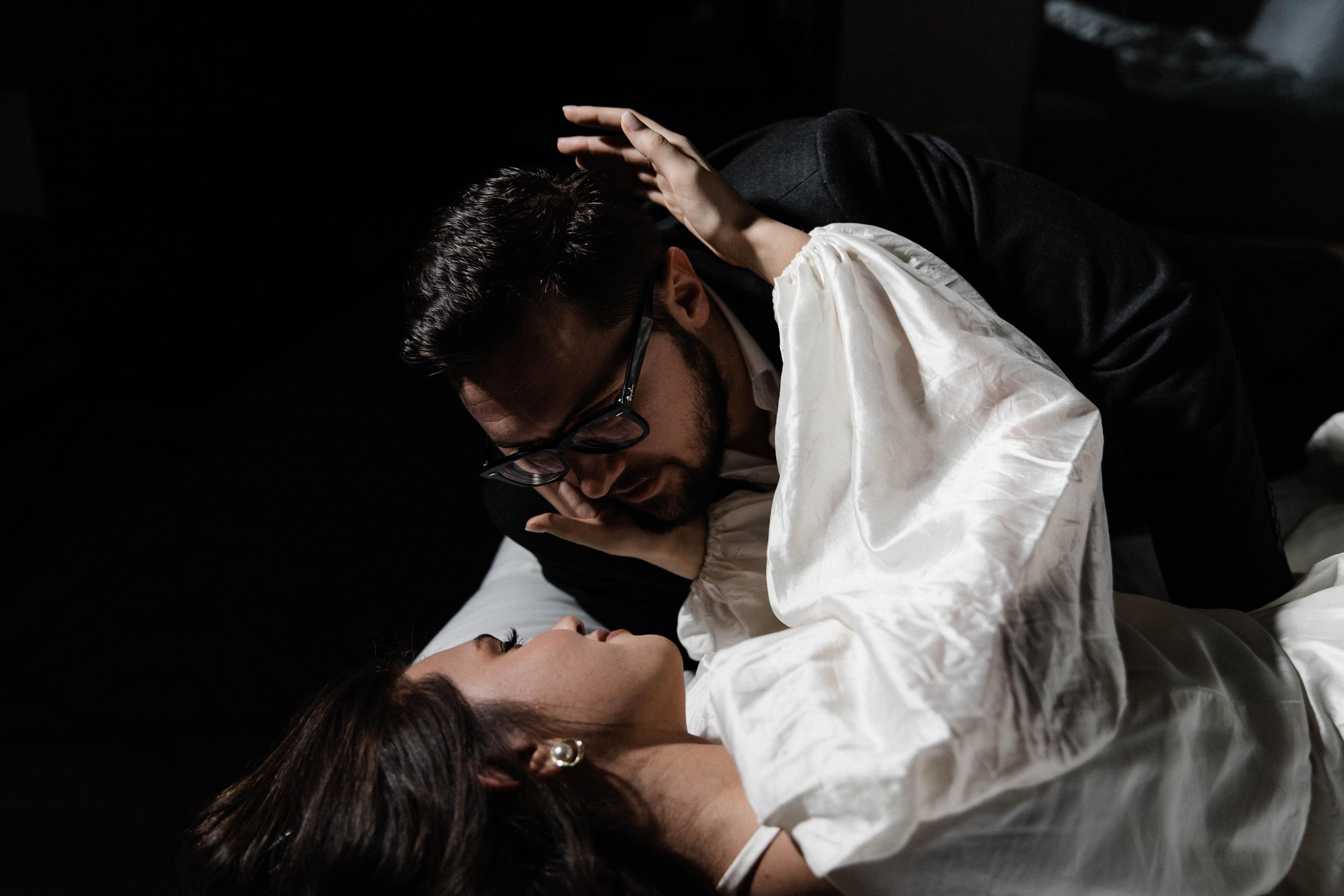 Совместные сборы в отеле. Свадебный фотограф Полина Панина