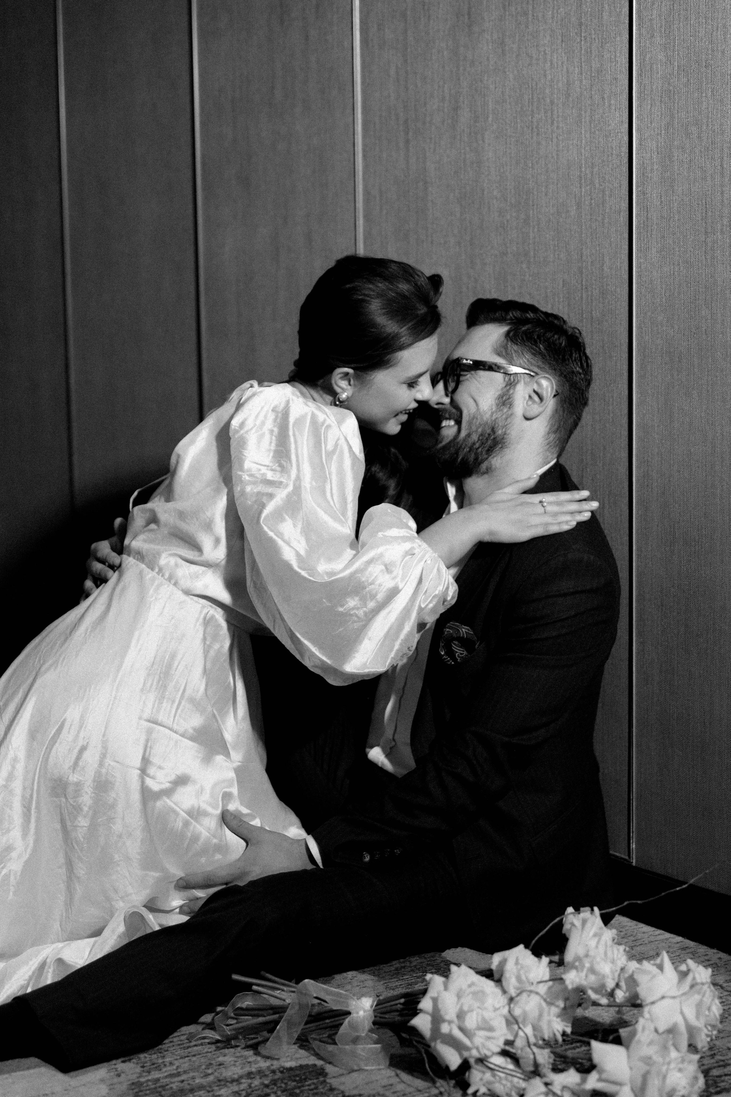 Совместные сборы в отеле. Свадебный фотограф Полина Панина