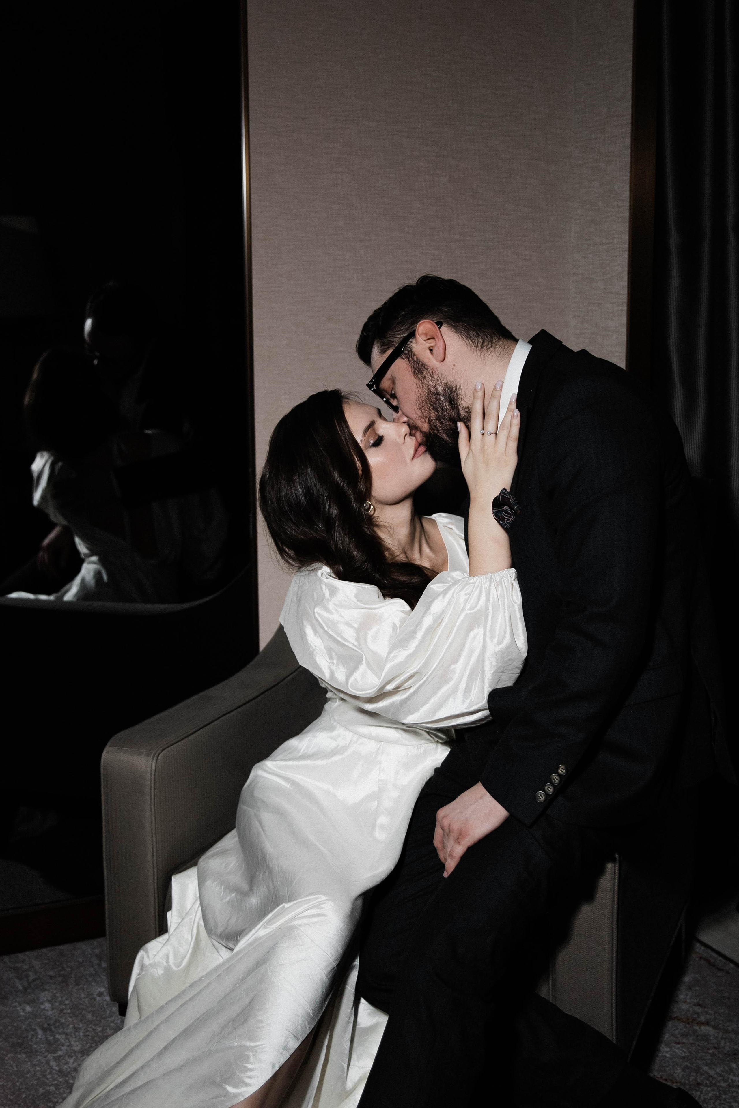 Совместные сборы в отеле. Свадебный фотограф Полина Панина