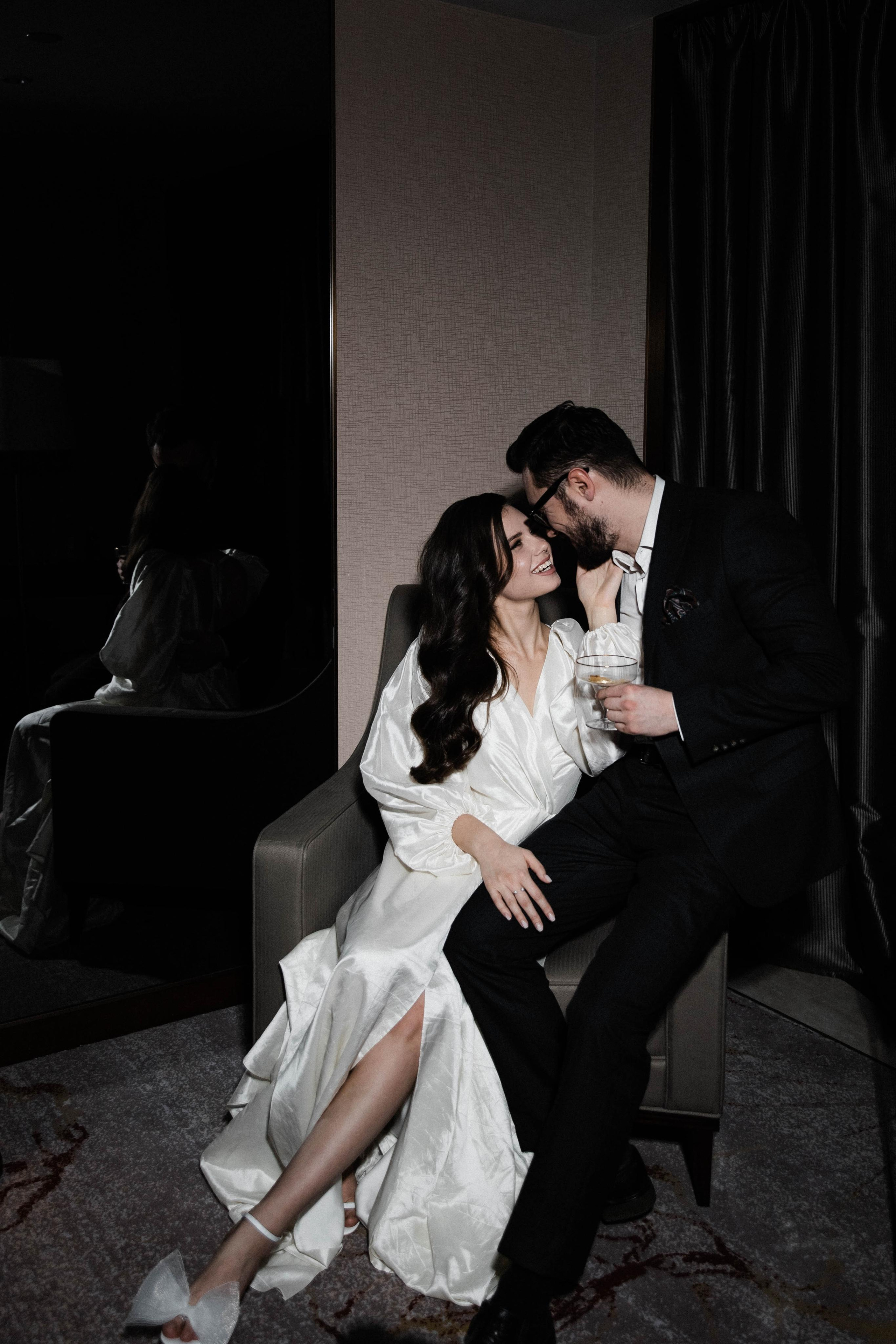 Совместные сборы в отеле. Свадебный фотограф Полина Панина