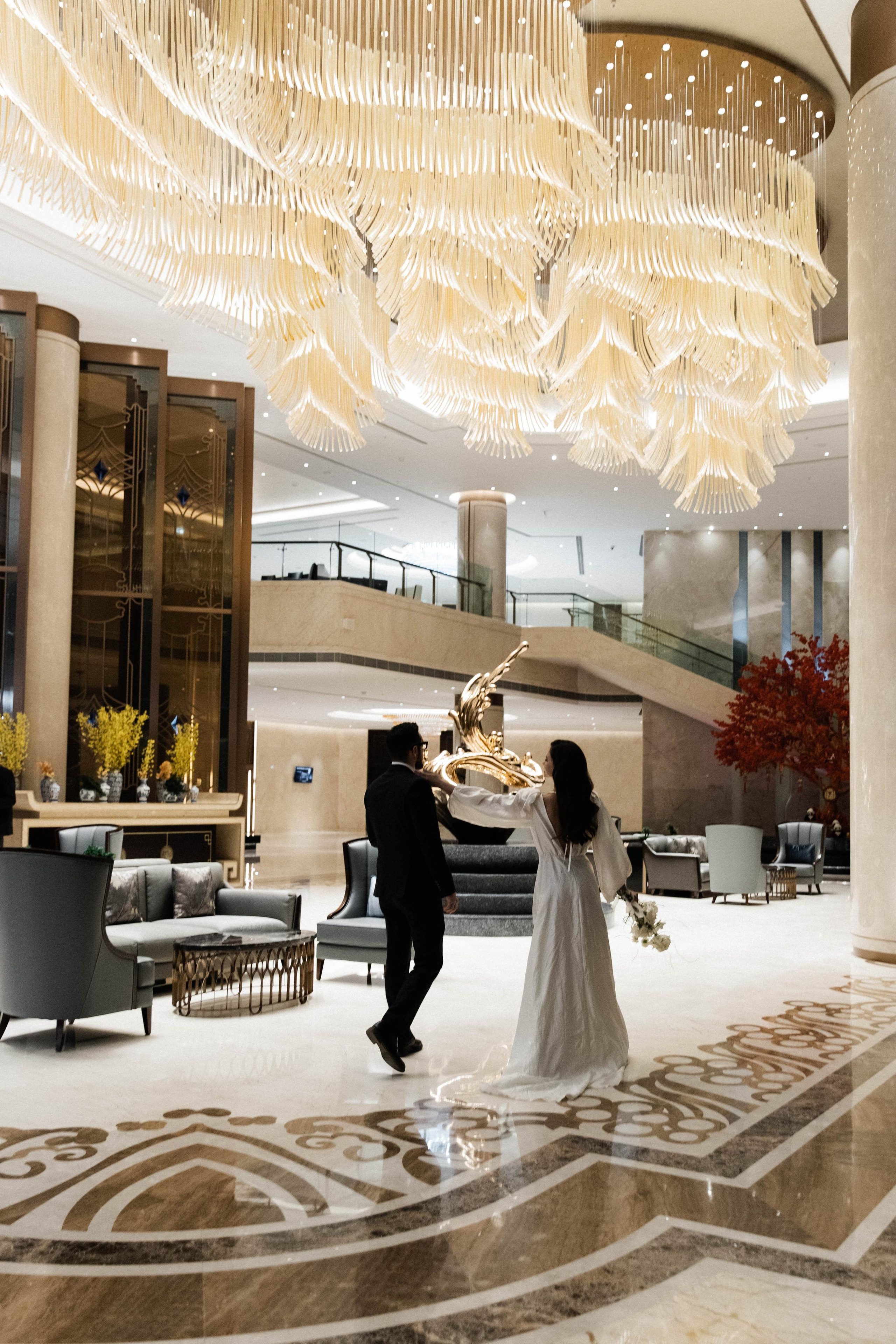 Совместные сборы в отеле. Свадебный фотограф Полина Панина