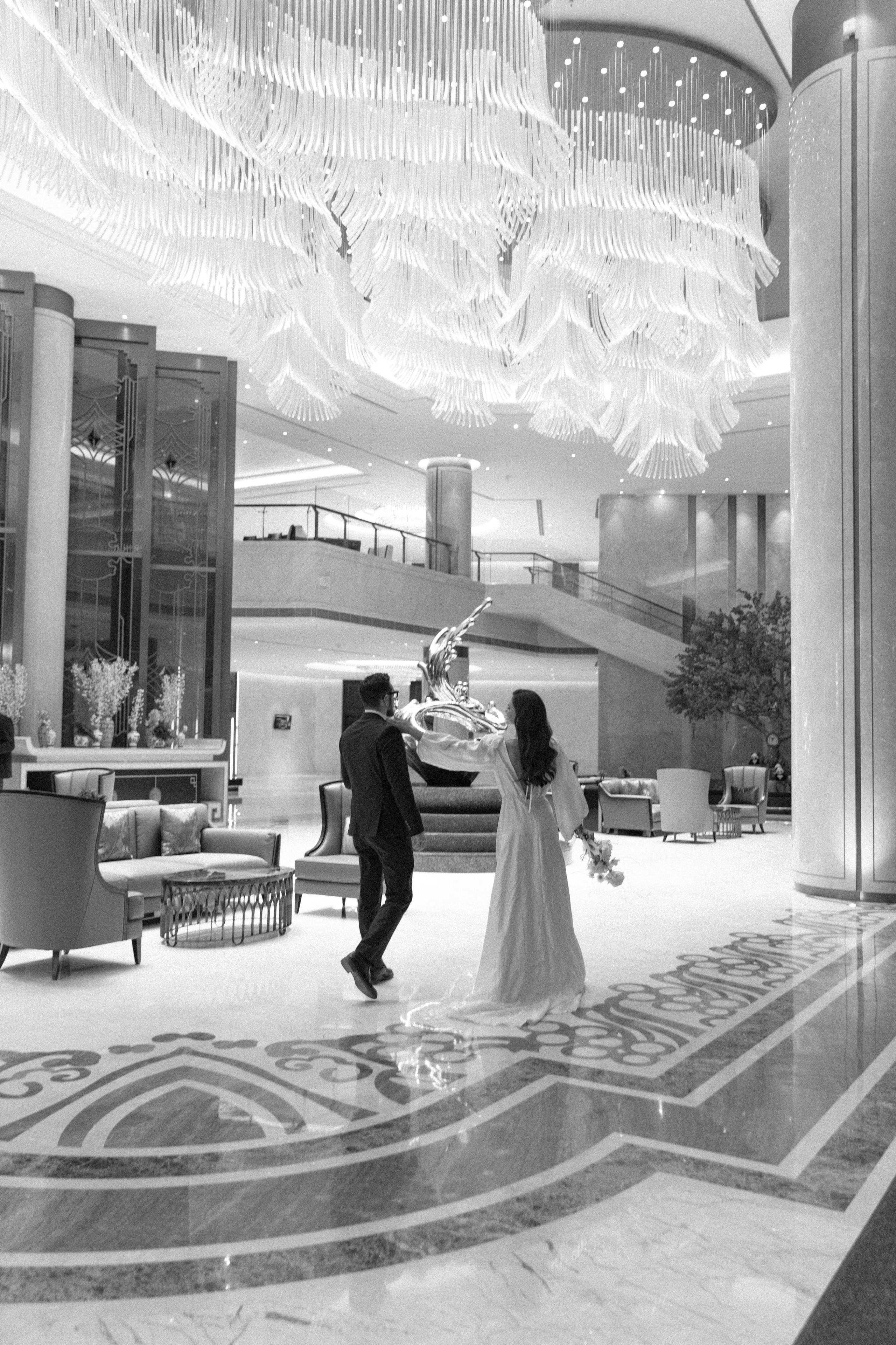 Совместные сборы в отеле. Свадебный фотограф Полина Панина