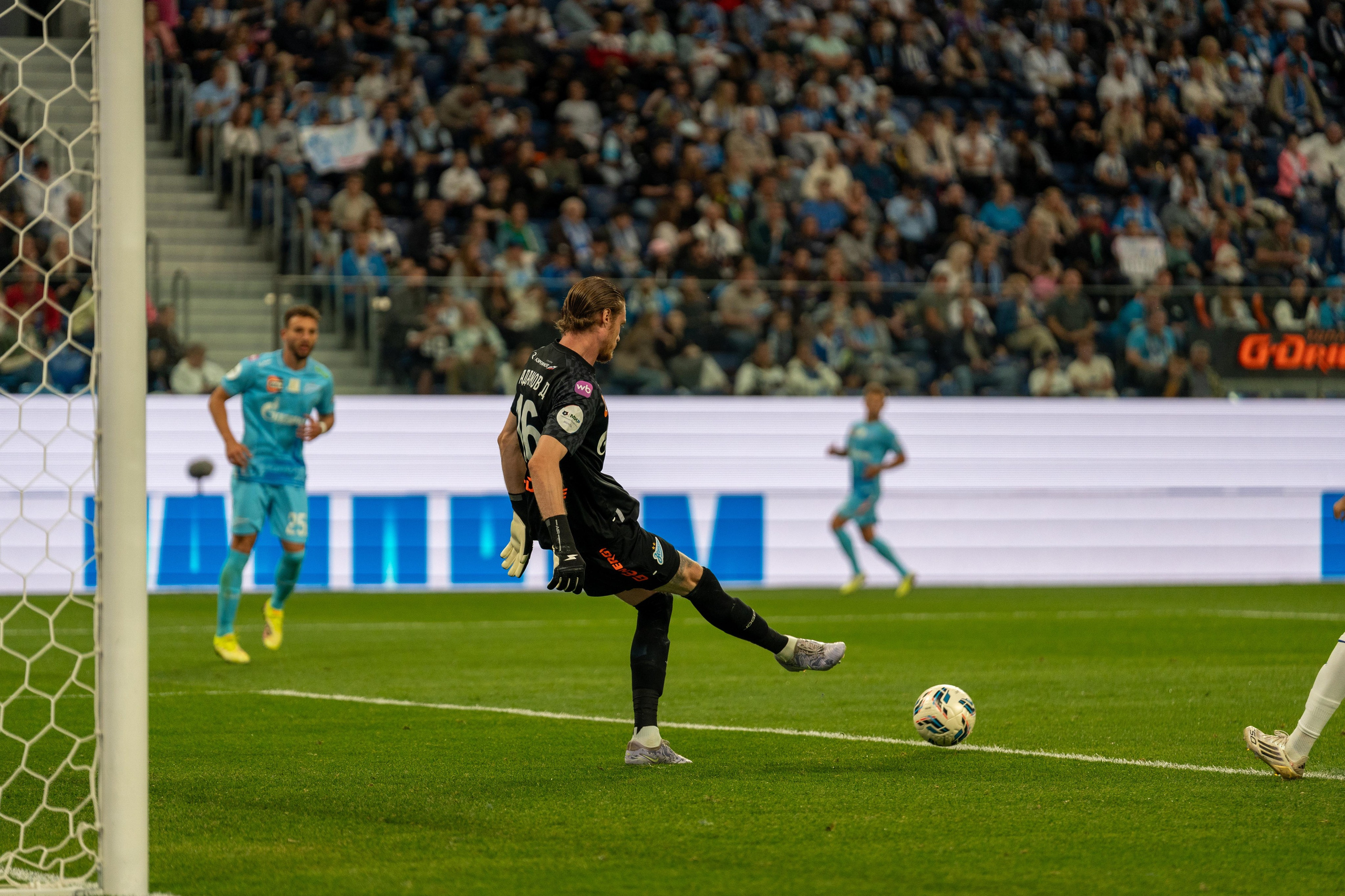 Репортажный фотограф спорт съемка: вратарь «Зенита» выбивает мяч