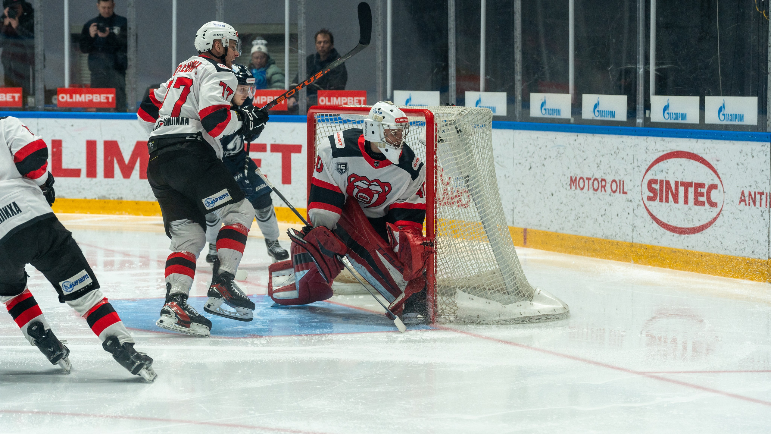 Вратарь «Молота» отражает атаку «Динамо» у ворот. Репортажная спортивная фотосъёмка, динамика и эмоции, Санкт-Петербург.