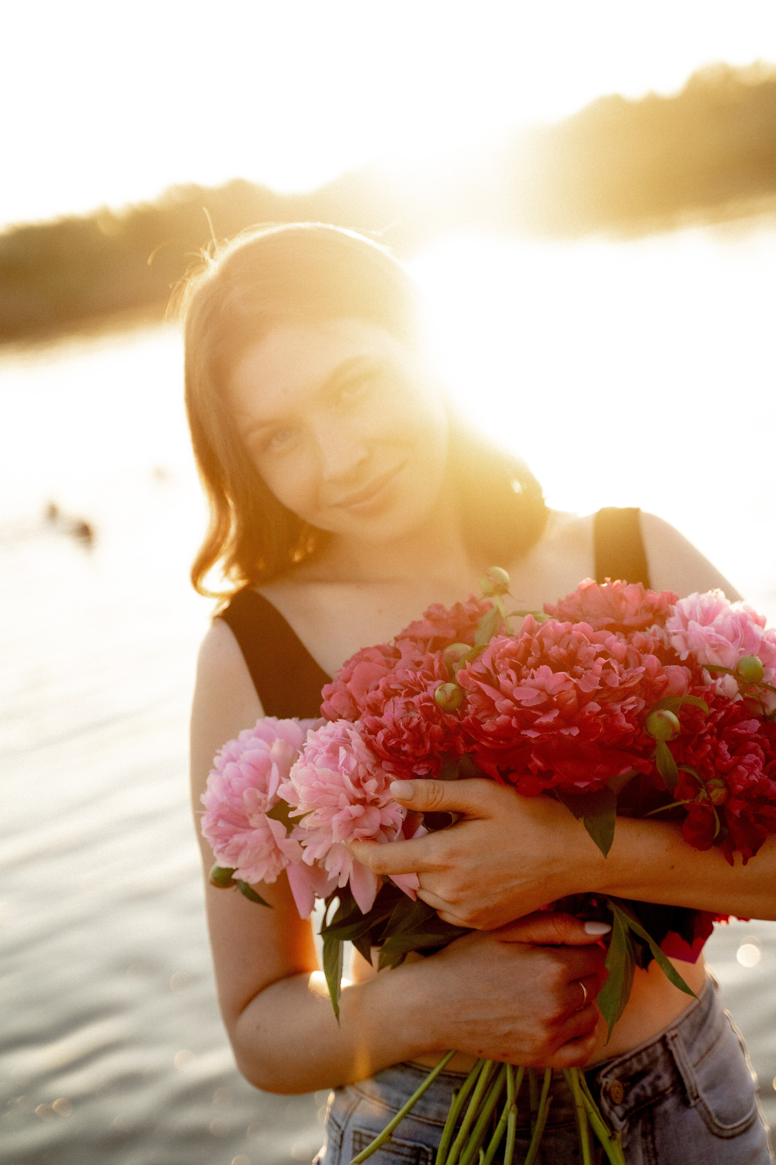 Девушки на берегу