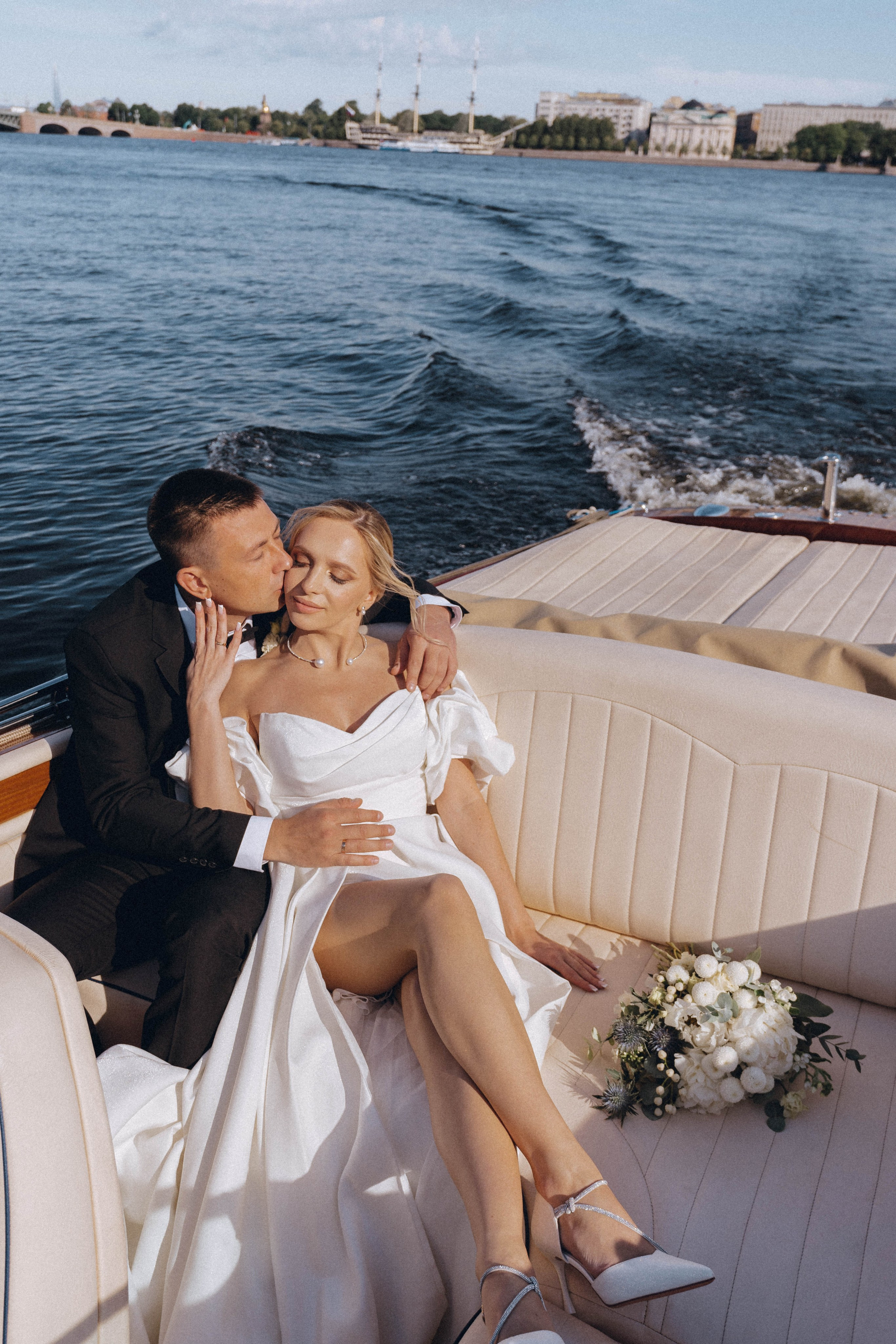 СВАДЕНБНАЯ СЬЕМКА НА КАТЕРЕ ПО КАНАЛАМ САНКТ-ПЕТЕРБУРГА И В АКВАТОРИИ НЕВЫ. Профессиональный фотограф, Санкт-Петербург — Виктория Богомолова