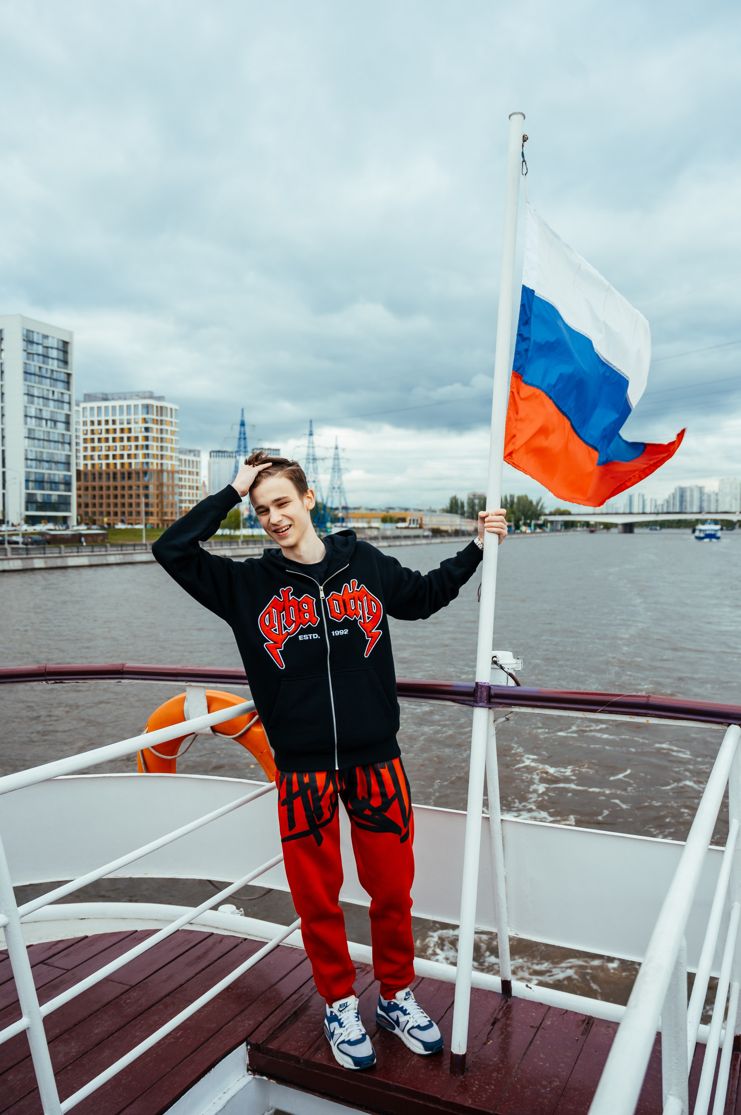 Последний звонок. Анастасия Петрович фотограф, фотокорреспондент в Москве и Санкт-Петербурге. Фотосъёмка репортажа, мероприятия, корпоративная съёмка, контент