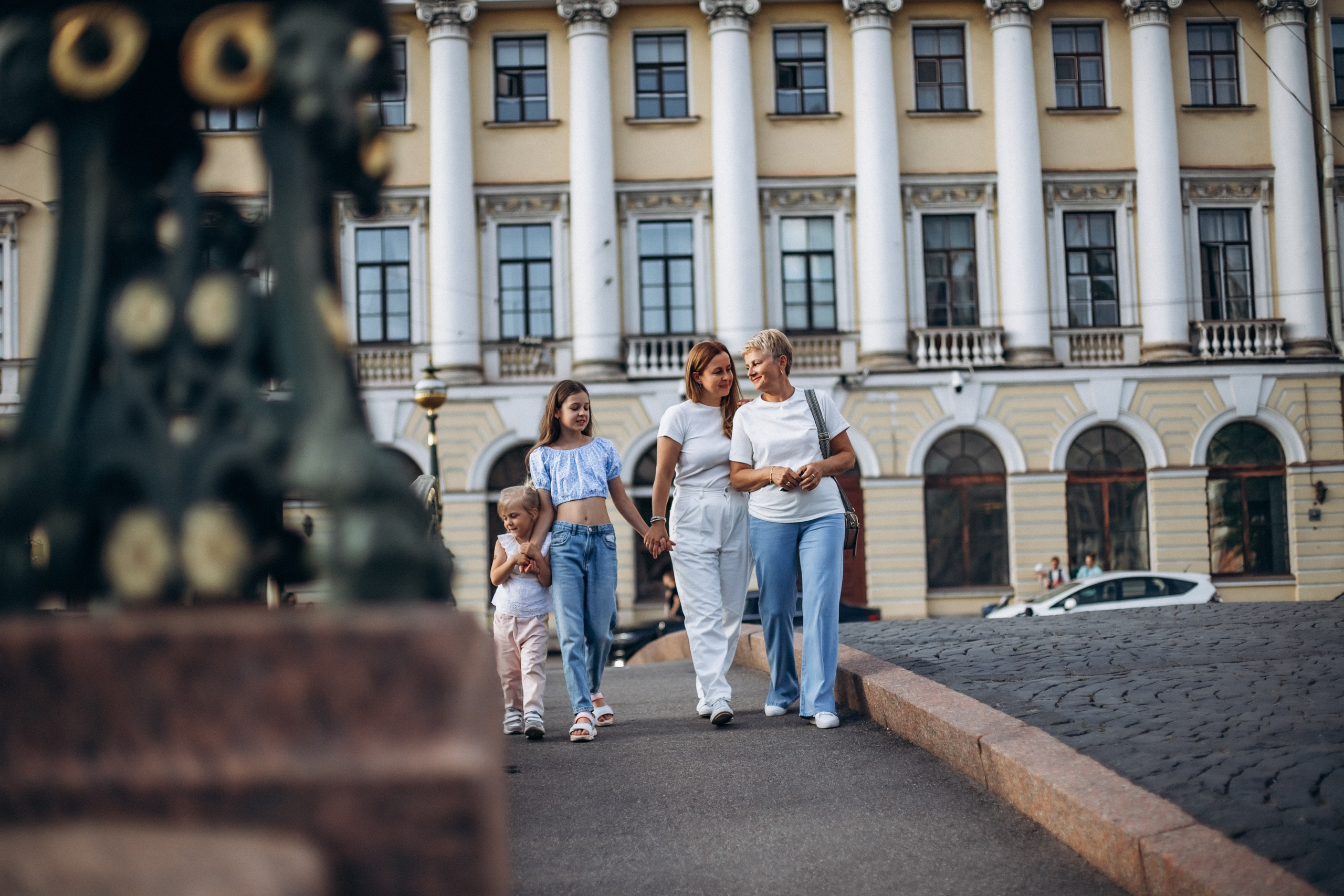 Дарья с семьей в июне. Фотопрогулка в Петербурге. Индивидуальный и семейный фотограф в Санкт-Петербурге