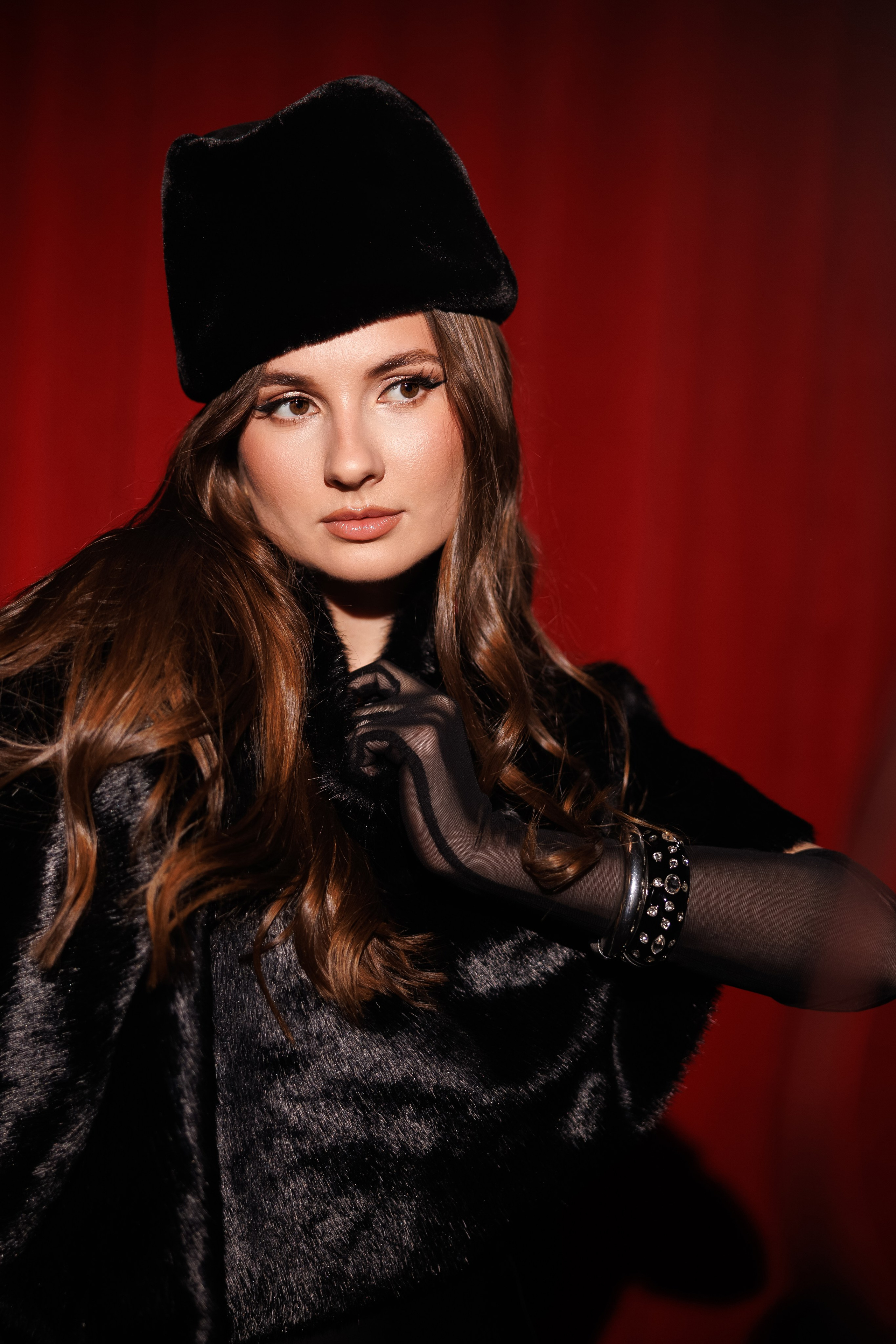 Красивая девушка на красном фоне