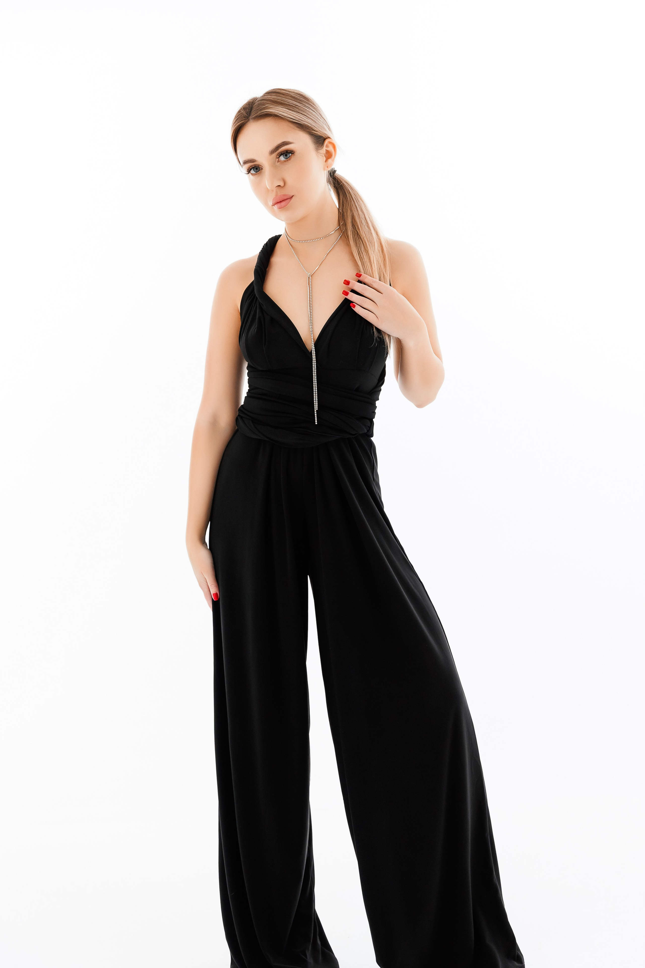 Комбинезон - трансформер . Лямки перевязываются разными способами . Размер 44 - 46