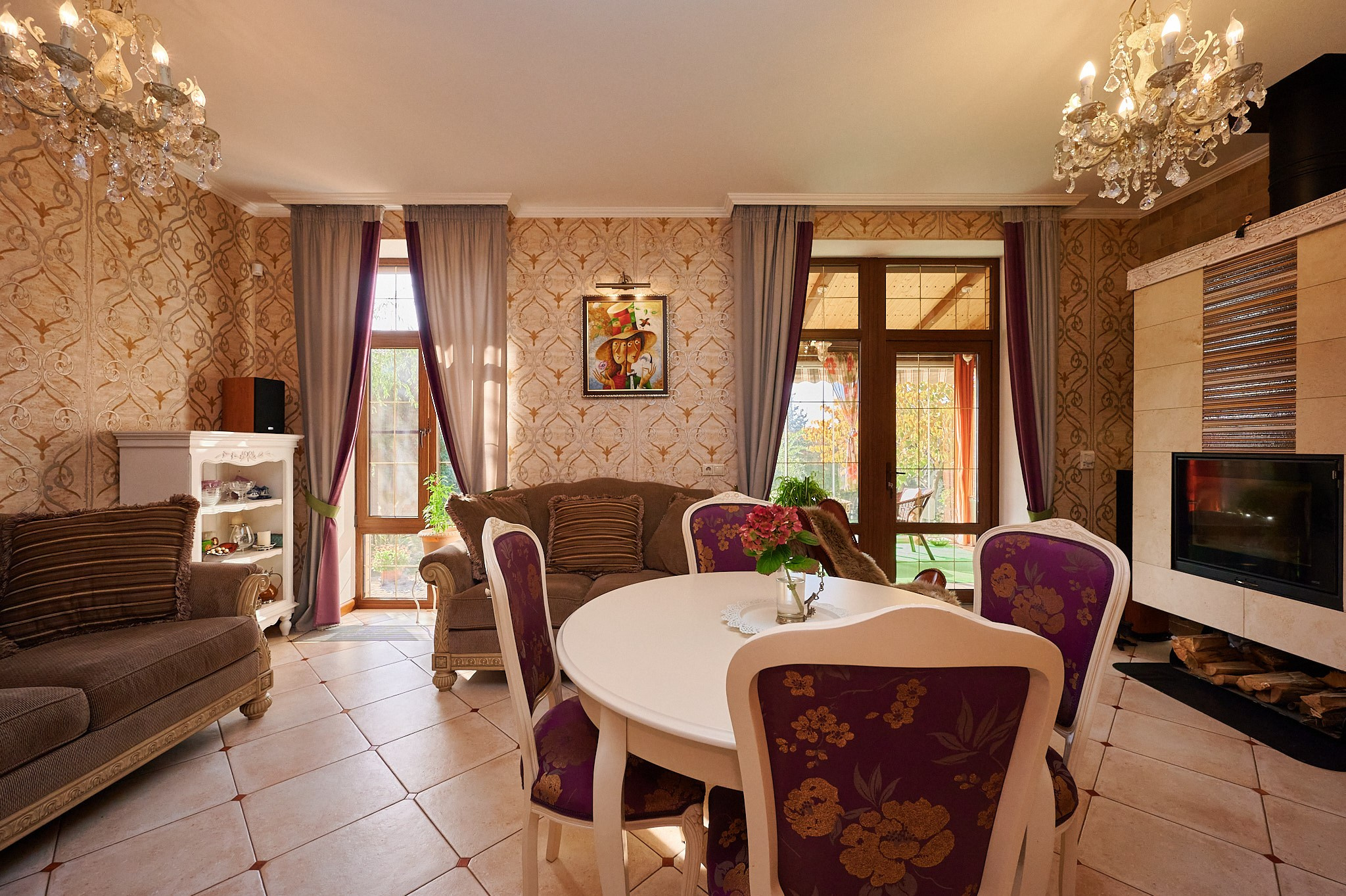 коричневые оттенки бежевые стол белый коричневые стулья 