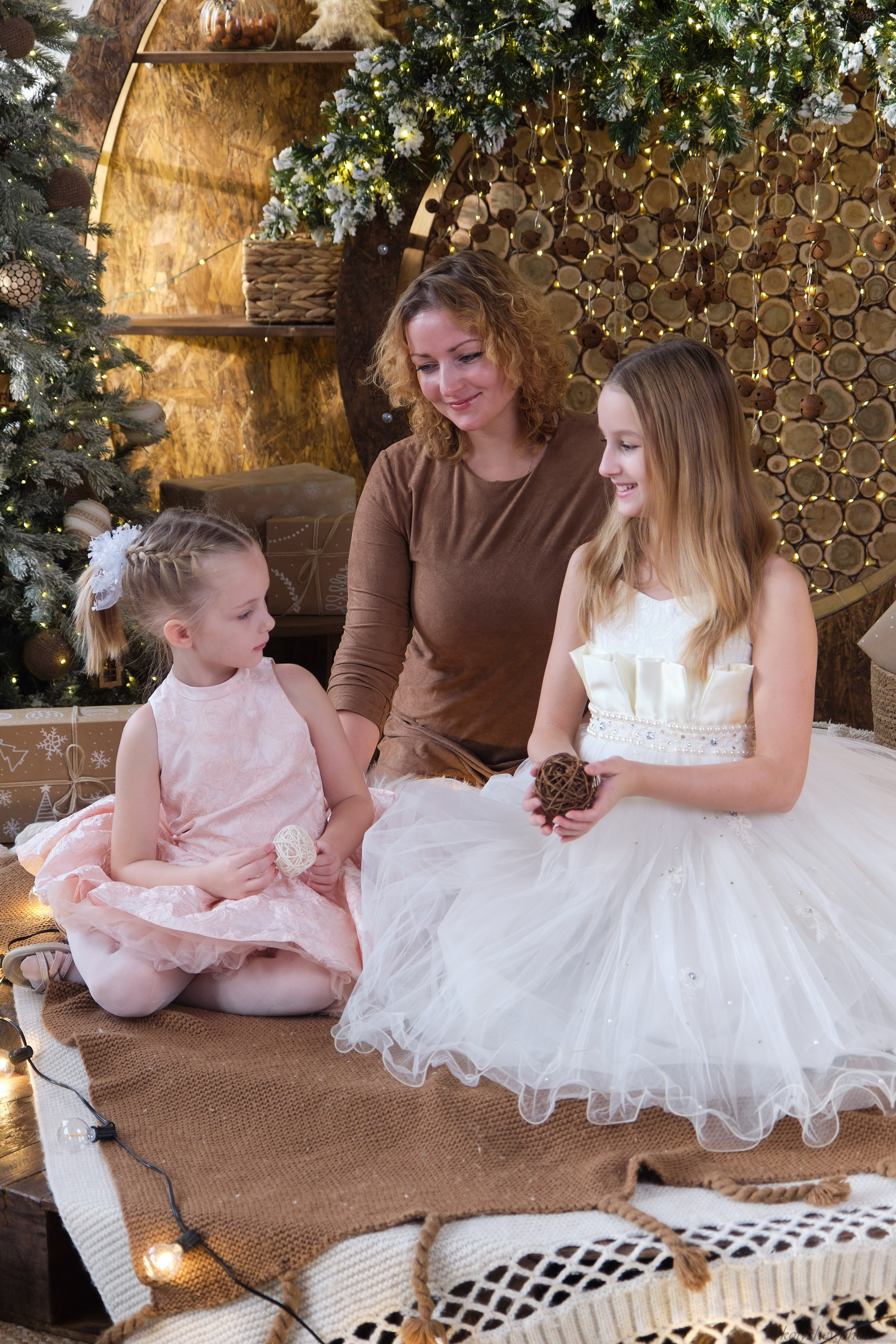 Семейная фотосессия мамы и дочек в студии в Москве фотограф Колышева Виктория. Портретный фотограф на новый год в Москве Виктория Колышева