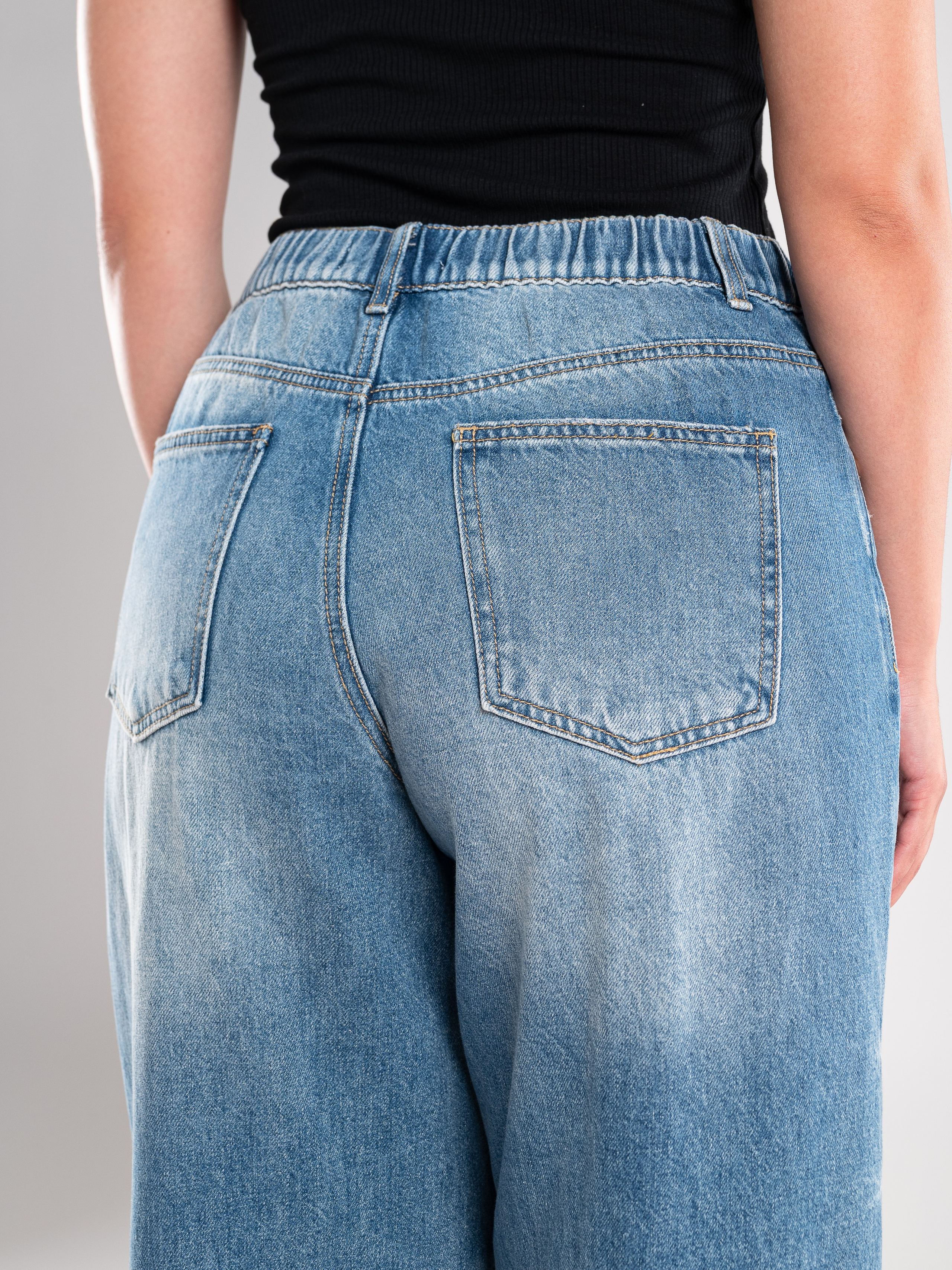 Джинсы на 2х моделях. Предметный фотограф, фото для маркетплейсов Пятигорск, КМВ