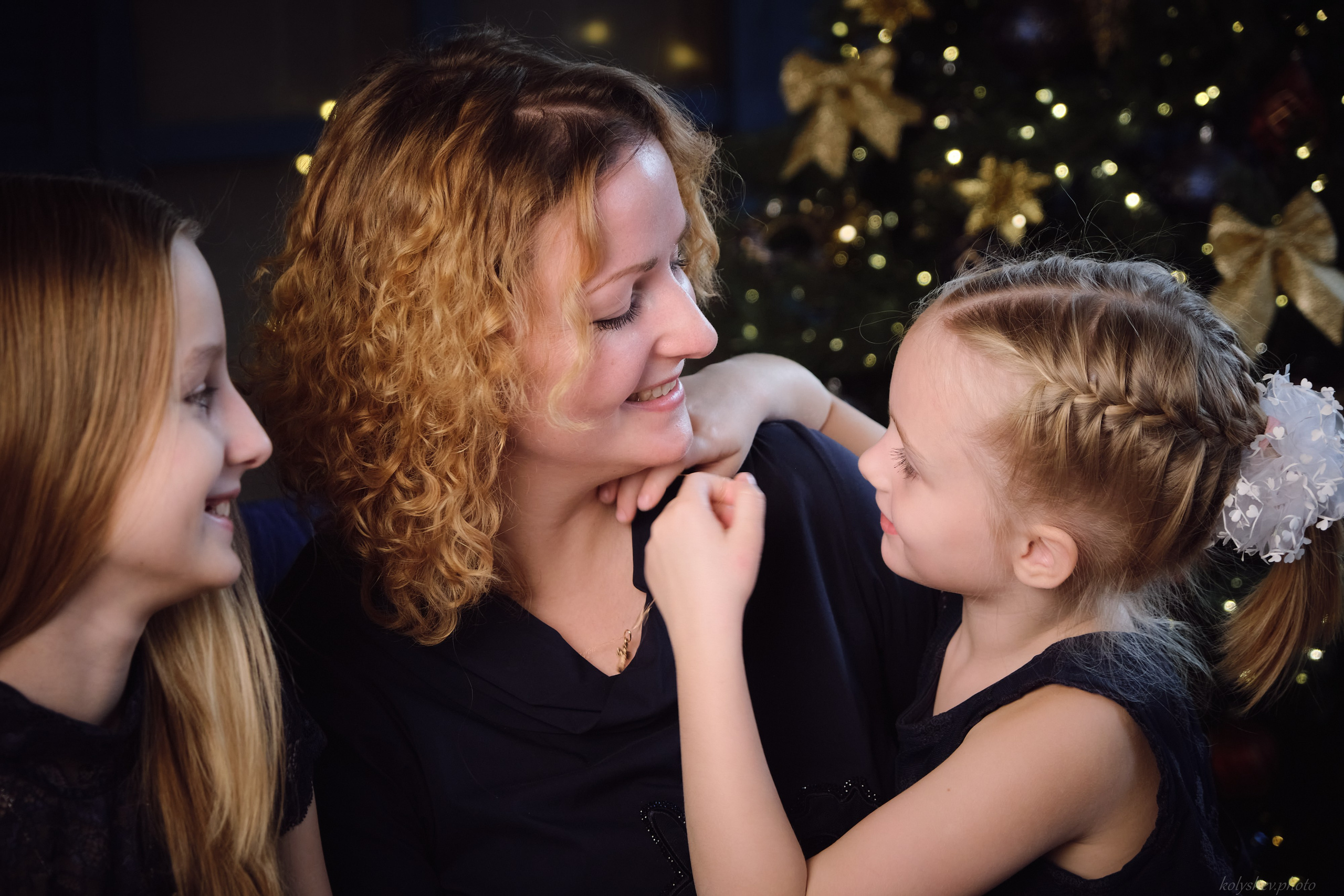 Семейная фотосессия мамы и дочек в студии в Москве фотограф Колышева Виктория. Портретный фотограф на новый год в Москве Виктория Колышева