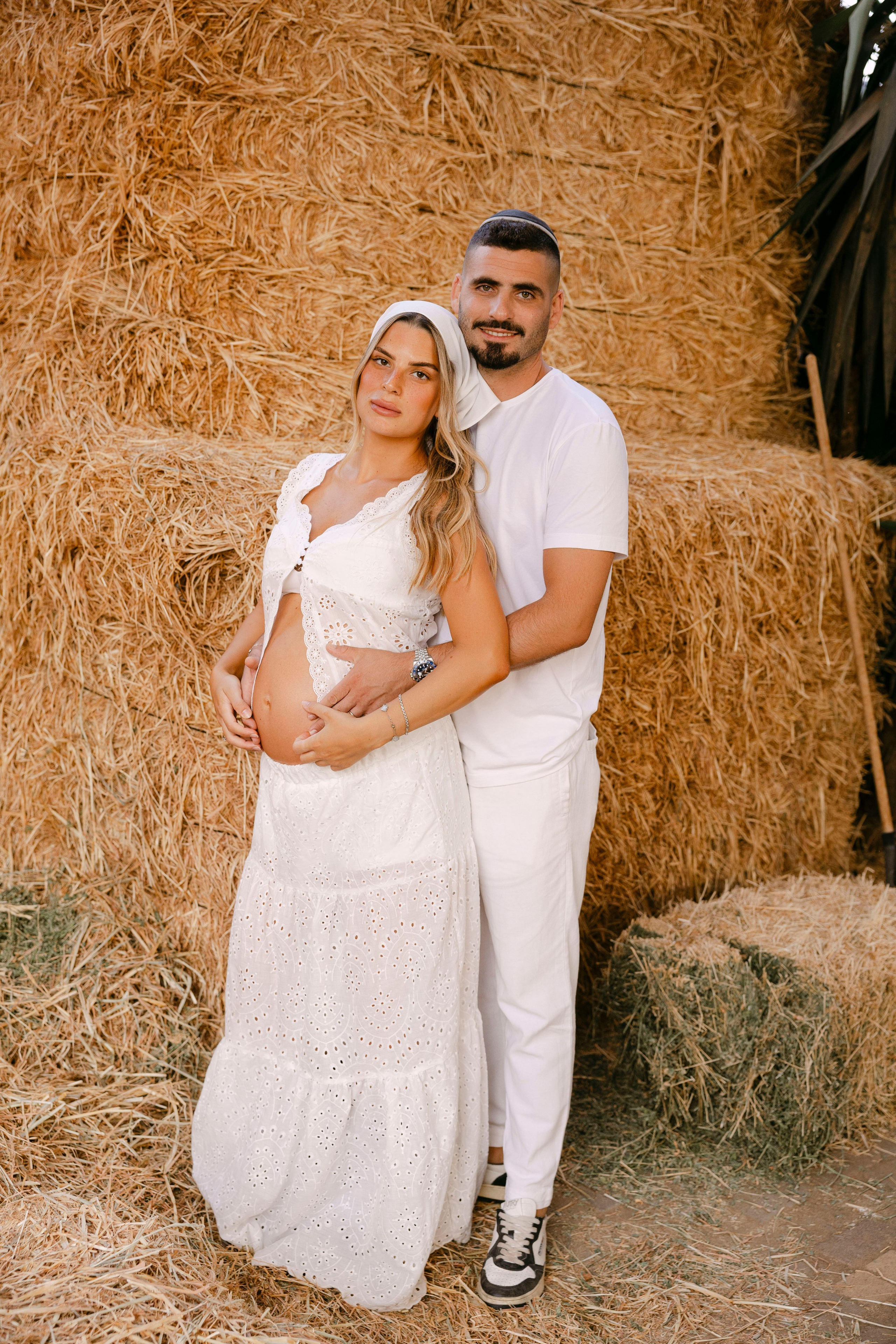Pregnancy photoshoot at the horse farm. Главная