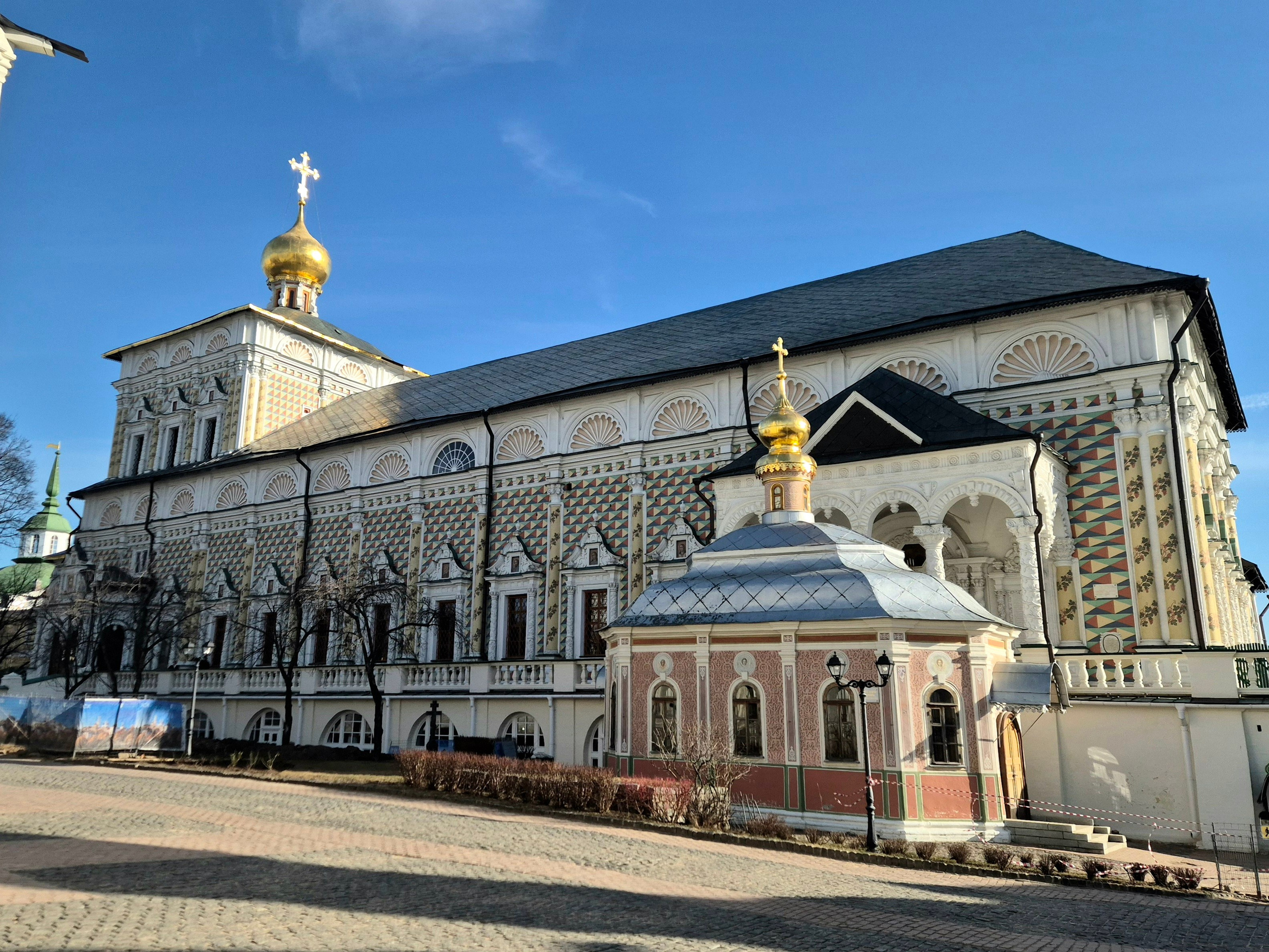 Трапезная. Это здание всегда вызывало с детских лет сравнение с домиком, облитым вкусной глазурью, хотелось попасть внутрь и потрапезничать