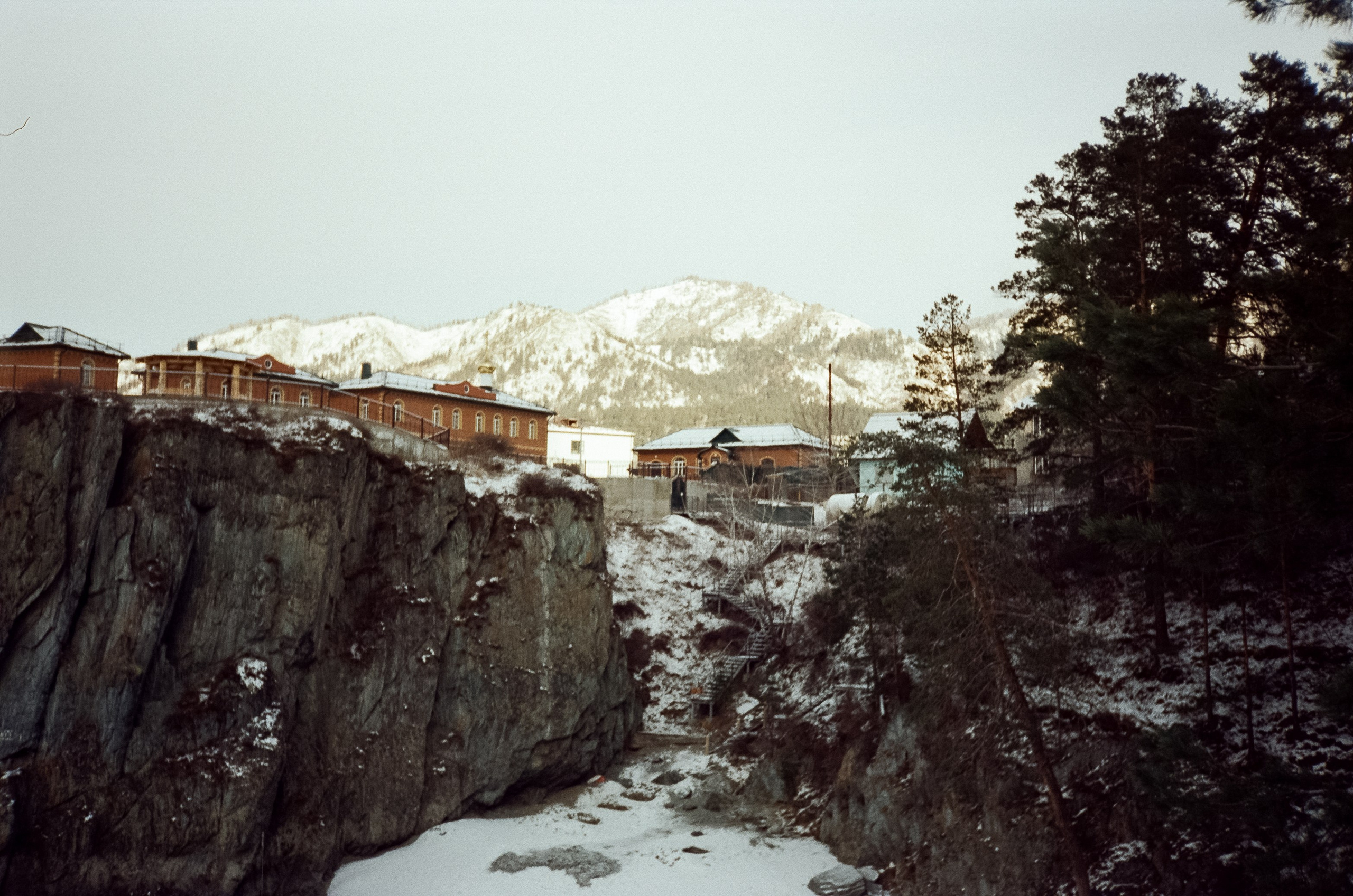 Остров Патмос зимой. Подвесной мост, льды и скалы. Фотограф-документалист Мария Осокина