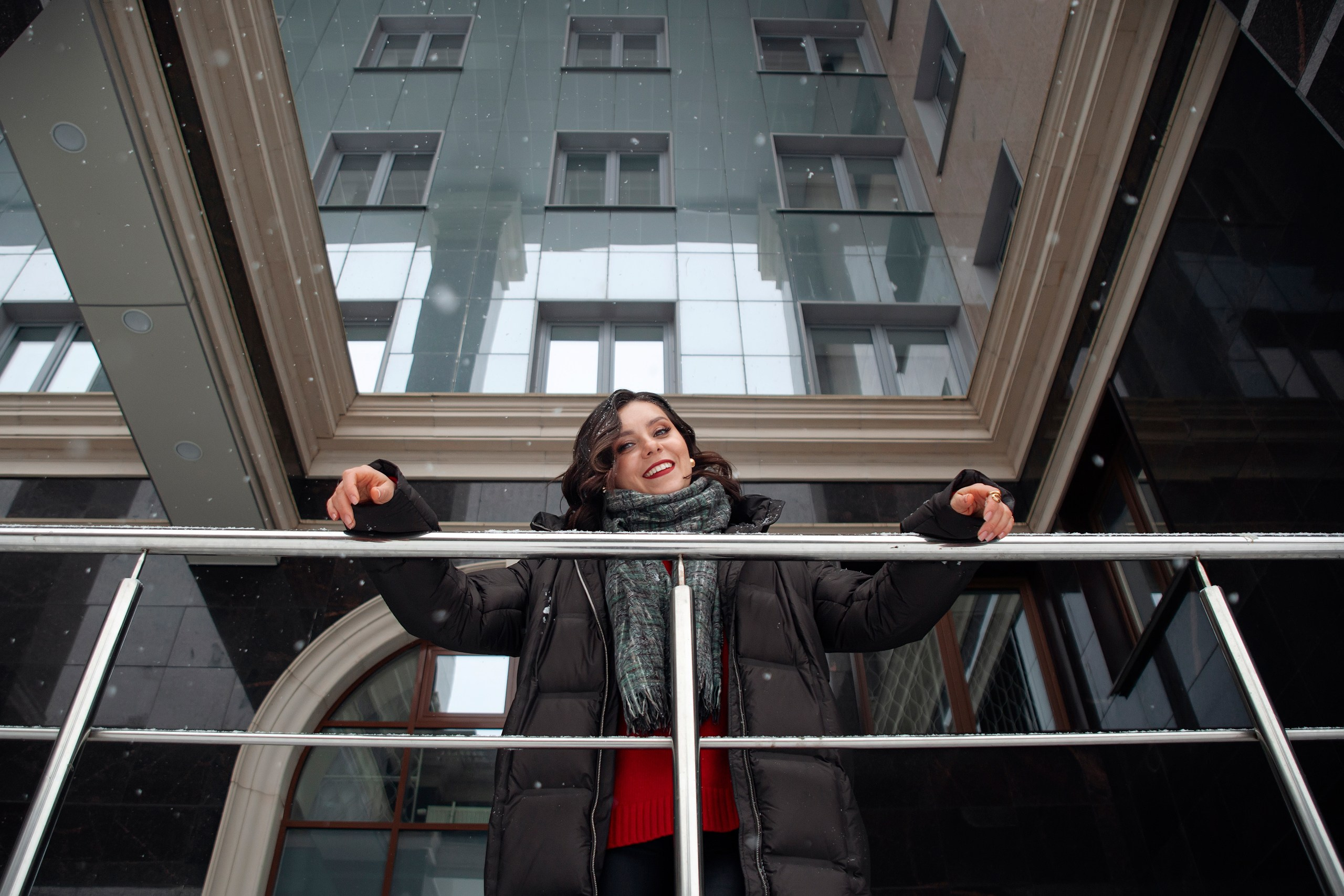 Девушка на фоне фасада большого здания