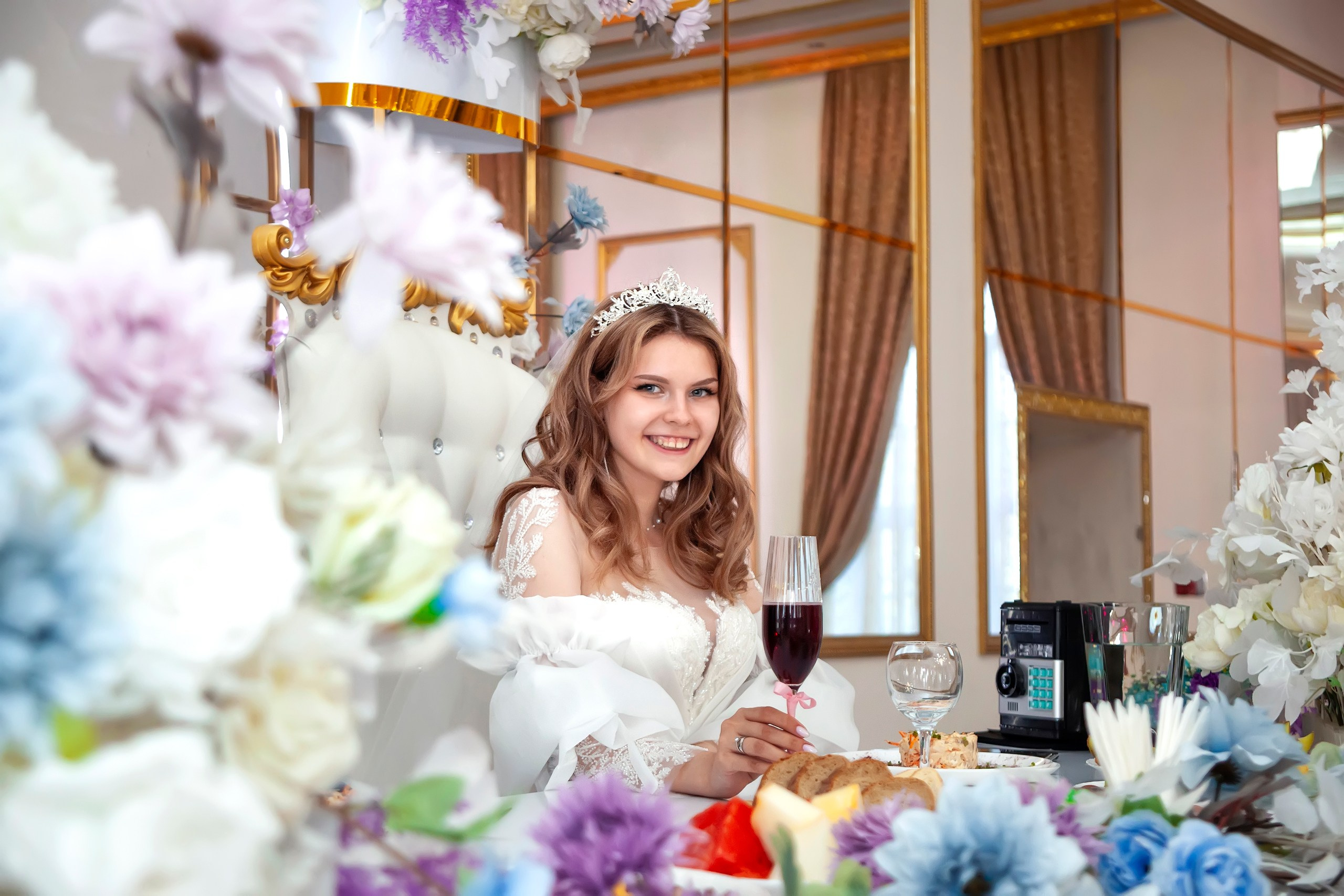 Невеста за свадебным столом в ресторане - фотограф Янкаускене Наталья