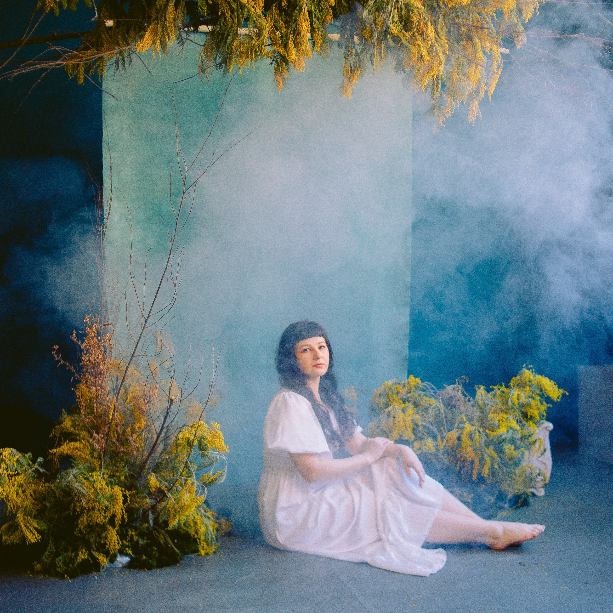 Семейная фотосессия мамы и дочки с мимозой в фотостудии. Фотограф в Санкт-Петербурге, Анна Скворцова