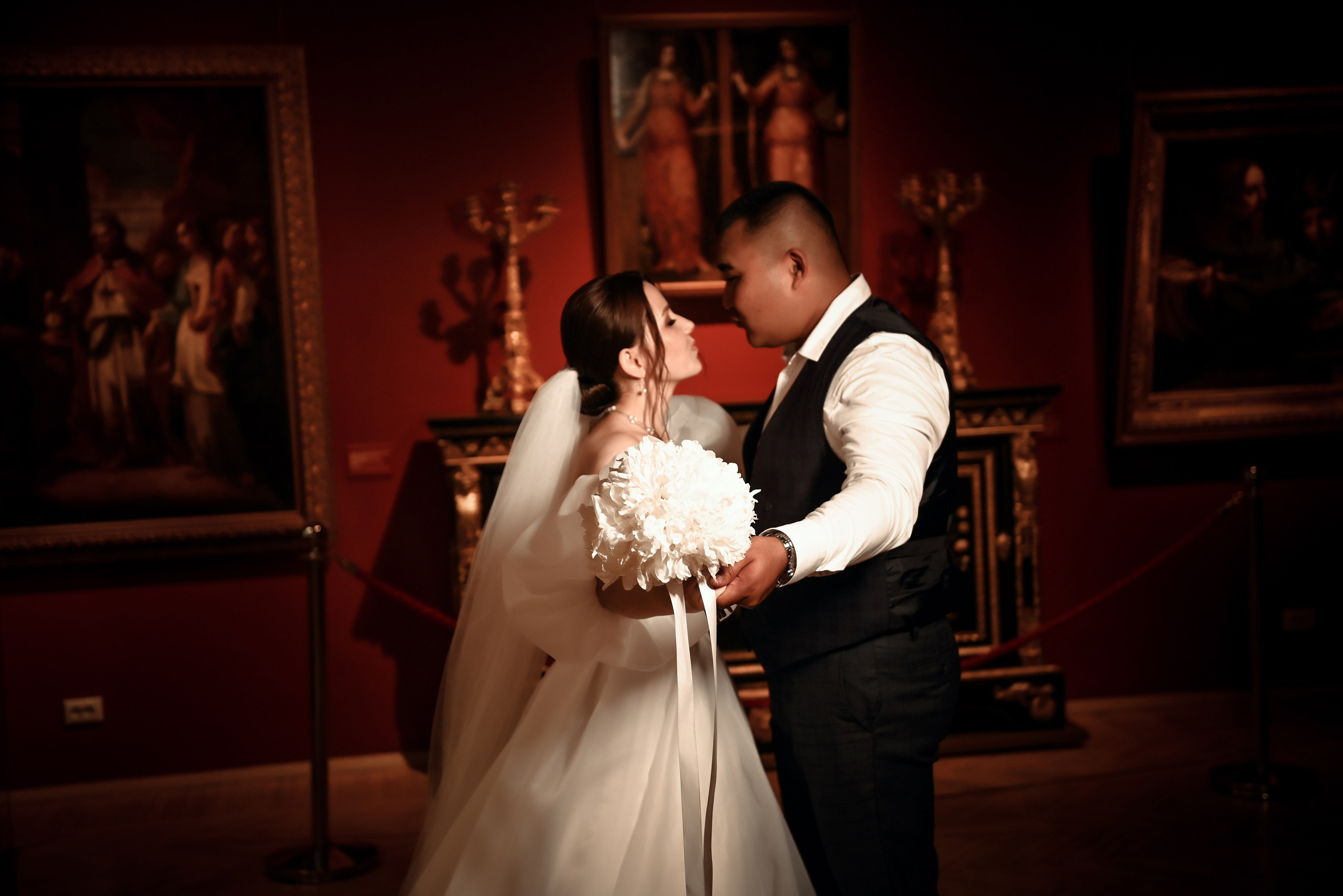 Небольшая свадебная серия в музее и прогулкой под дождем Эльмиры и Ризата. Свадебный, семейный, детский, контент фотограф в Омске Максим Ильин