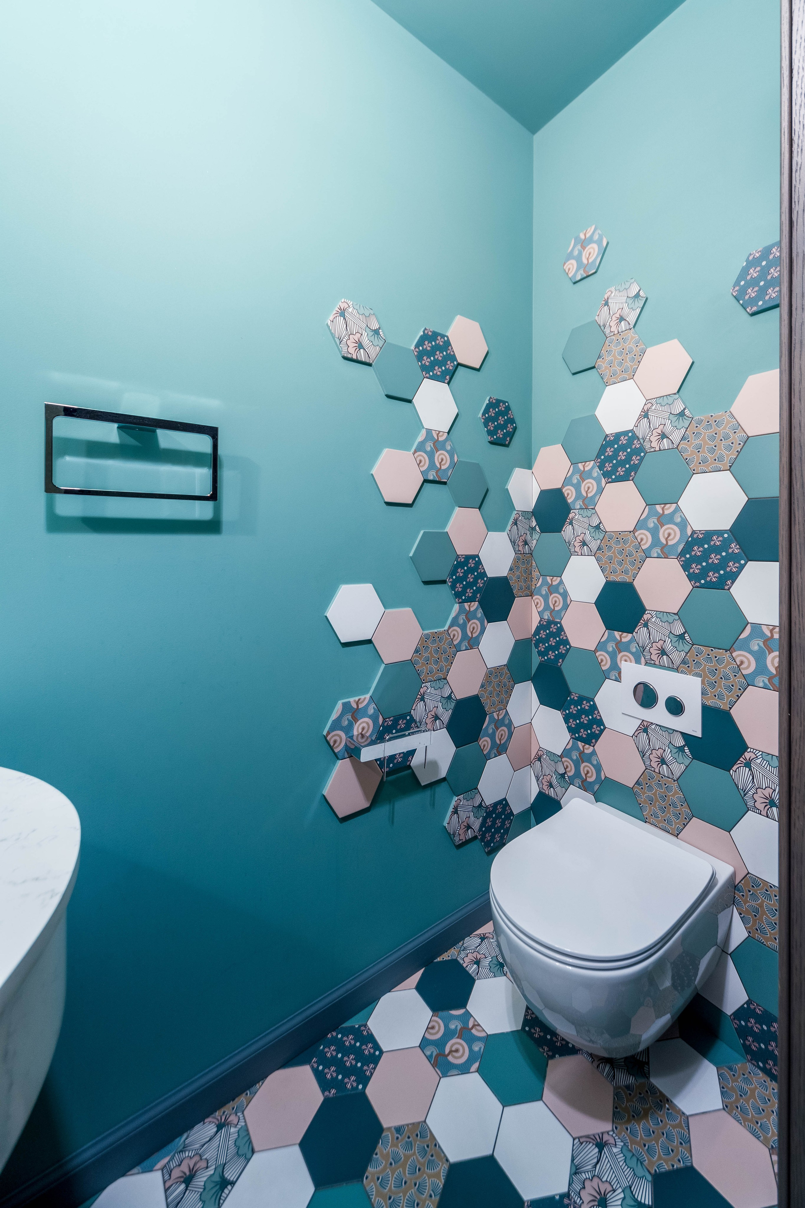 Интерьер гостевого санузла в четырехкомнатной квартире в ЖК Мегаполис