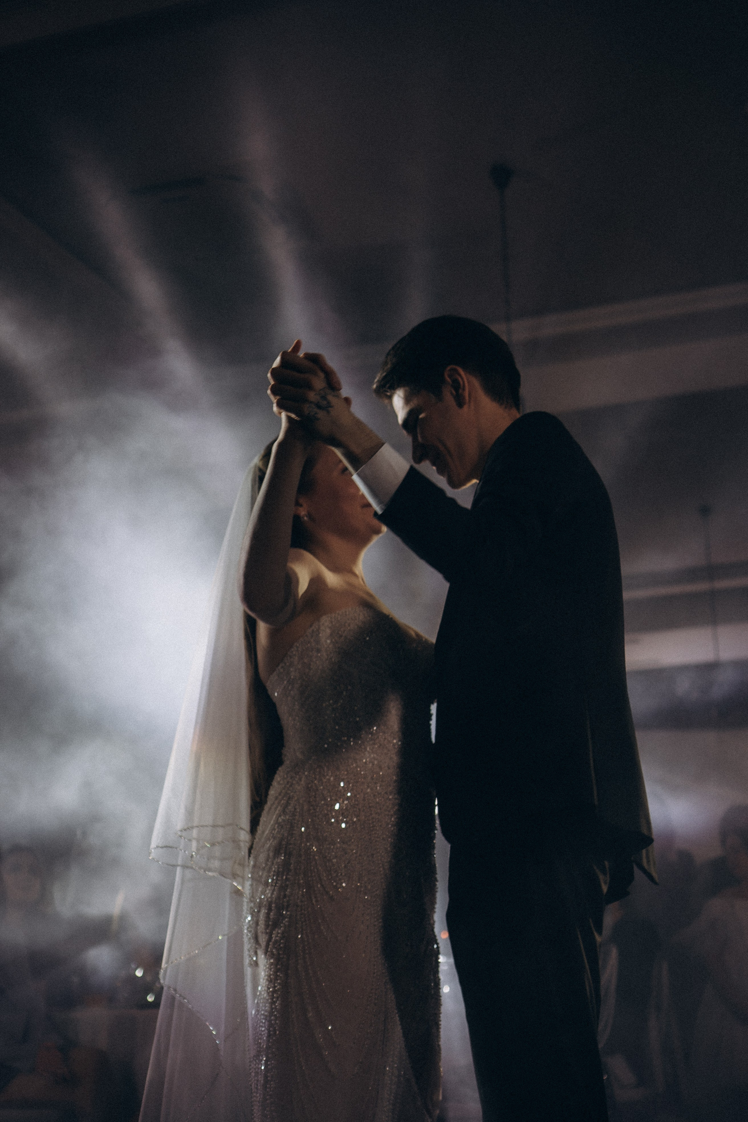 ПЕРВЫЙ ТАНЕЦ МОЛОДЫХ НА БАНКЕТЕ. ТРОГАТЕЛЬНЫЙ МОМЕНТ (СНЯТО В СИБИРЕ В НИЖНЕВАРТОВСКЕ). Профессиональный фотограф, Санкт-Петербург — Виктория Богомолова