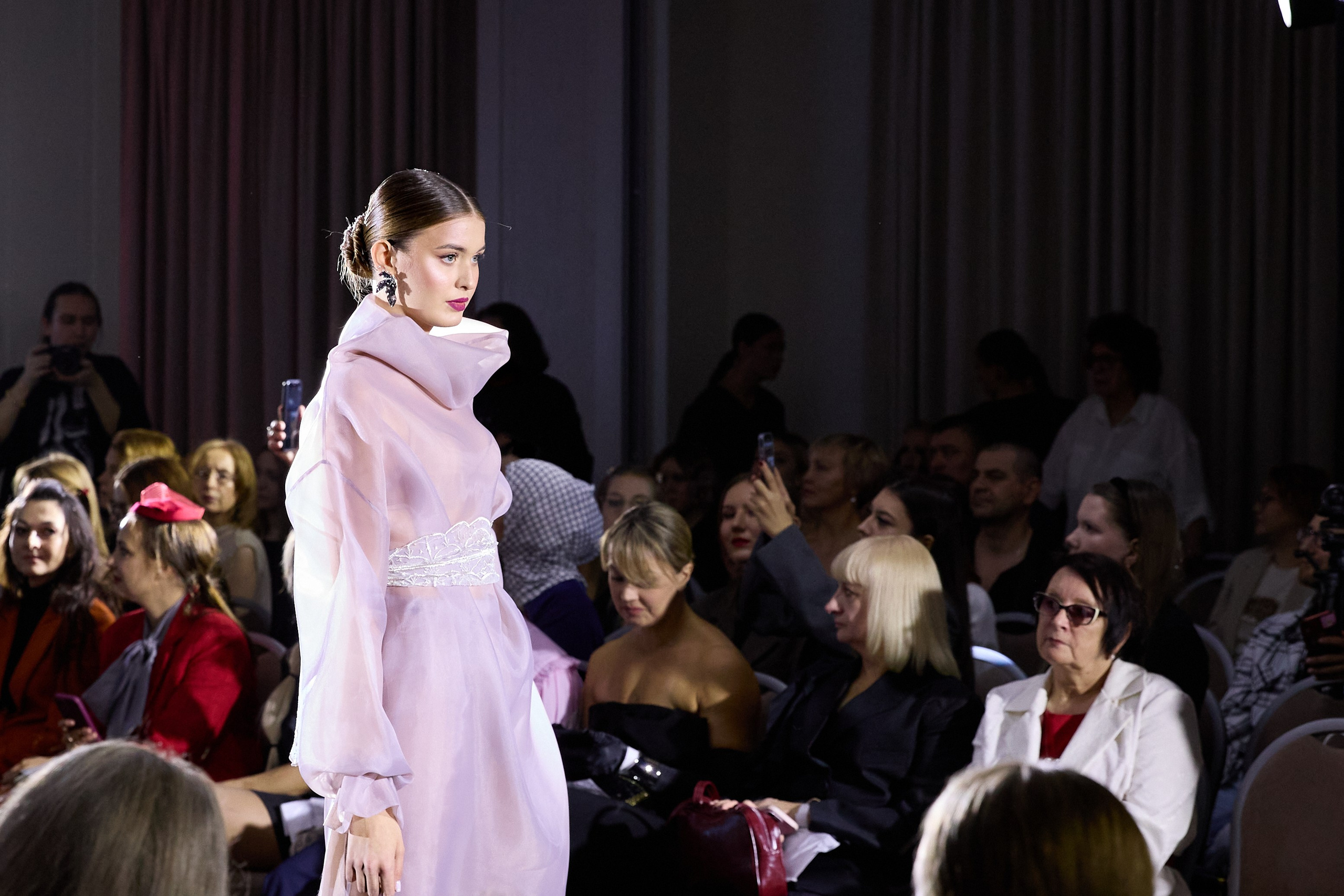 Модель в театральном костюме на подиуме 13-го сезона Недели моды в Ульяновске «Мода как спектакль». Фотограф Орешина Елена 