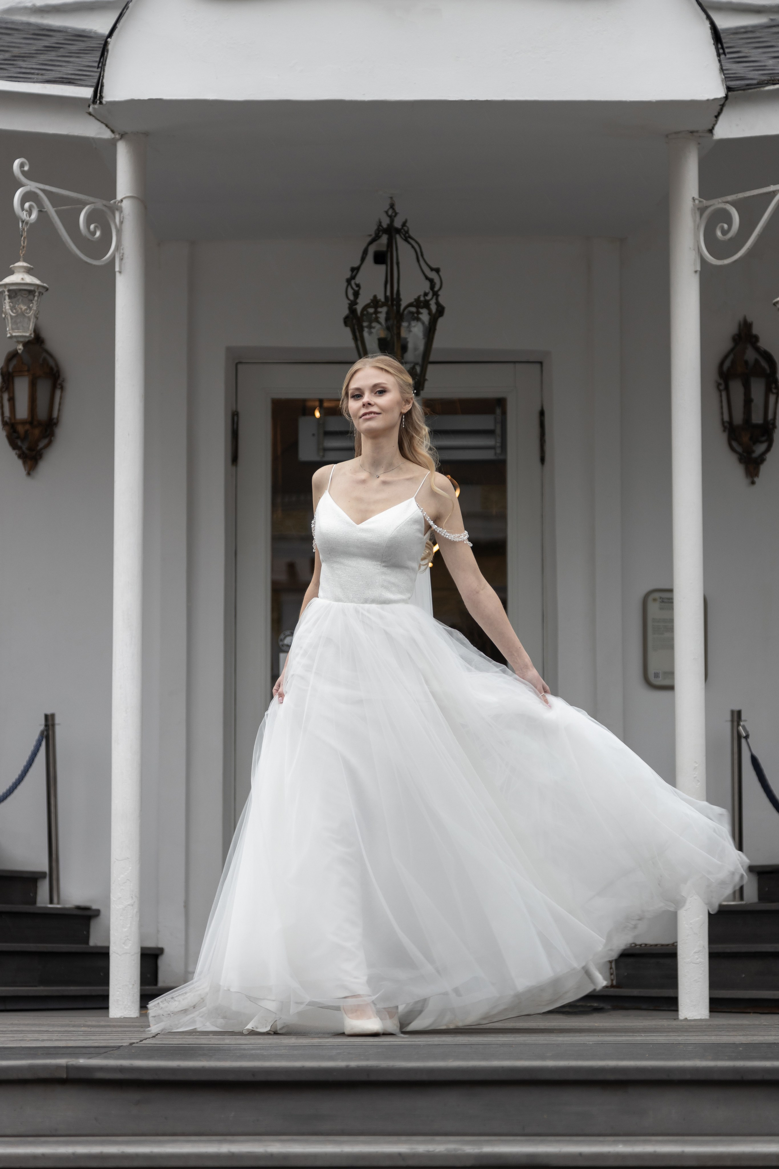 Свадебный фотограф в Москве. Невеста в красивом платье. Свадебная прогулка ВДНХ.