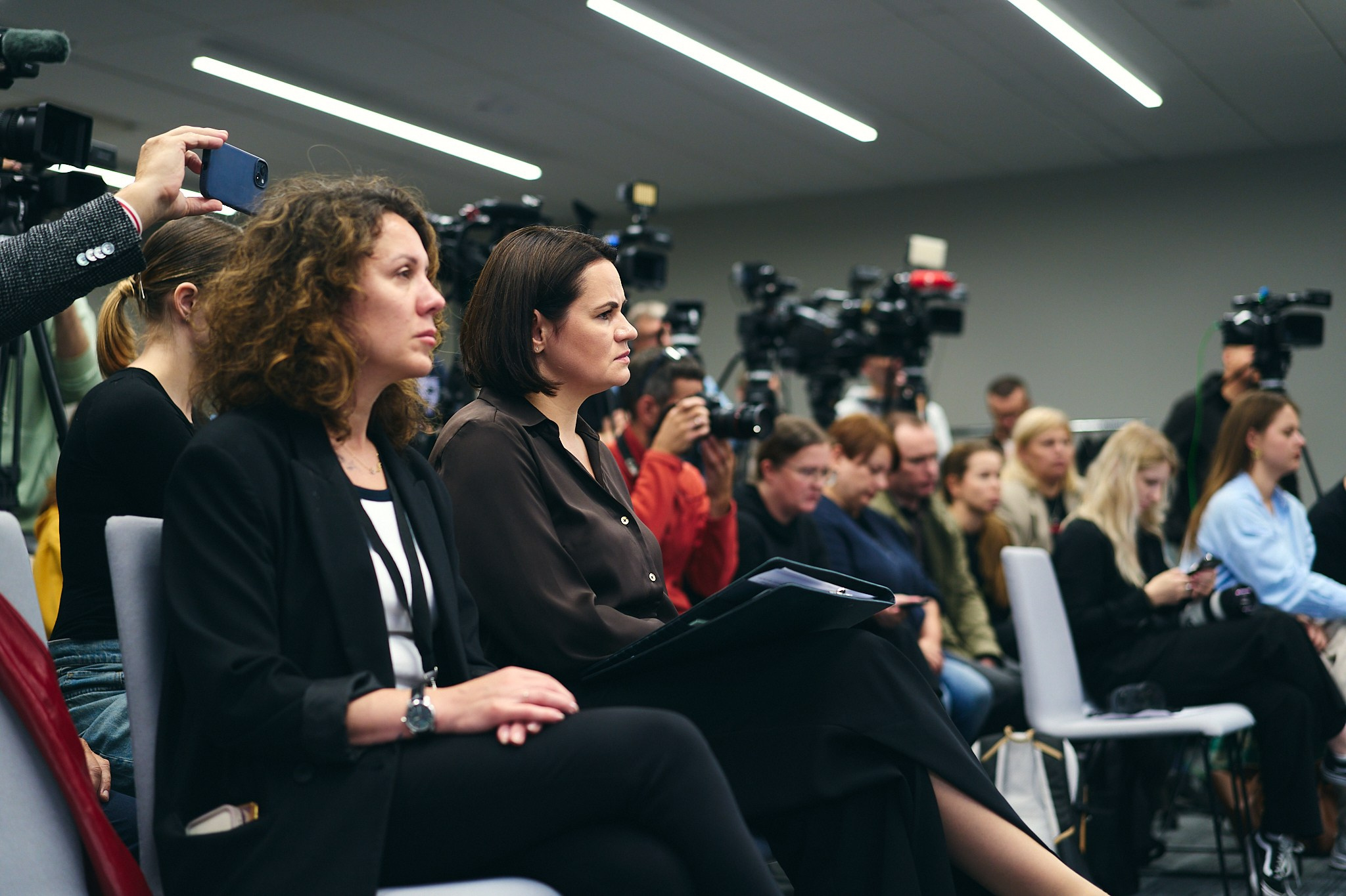 Press conference with Sviatlana Tsikhanouskaya and released political prisoners. Photographer in Vilnius