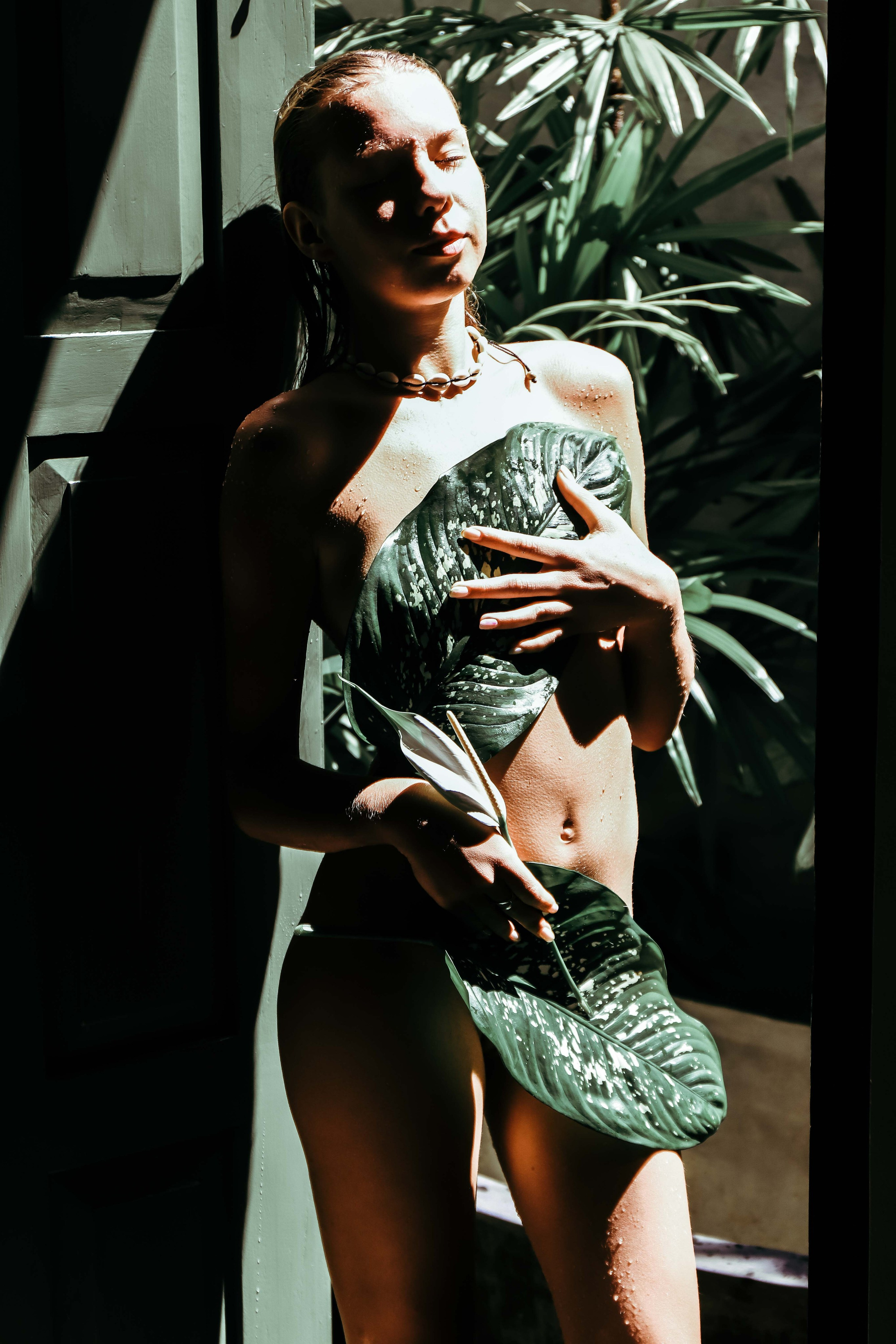 "Стильные фотографии у бассейна премиальной виллы - гламур и тропическая роскошь"