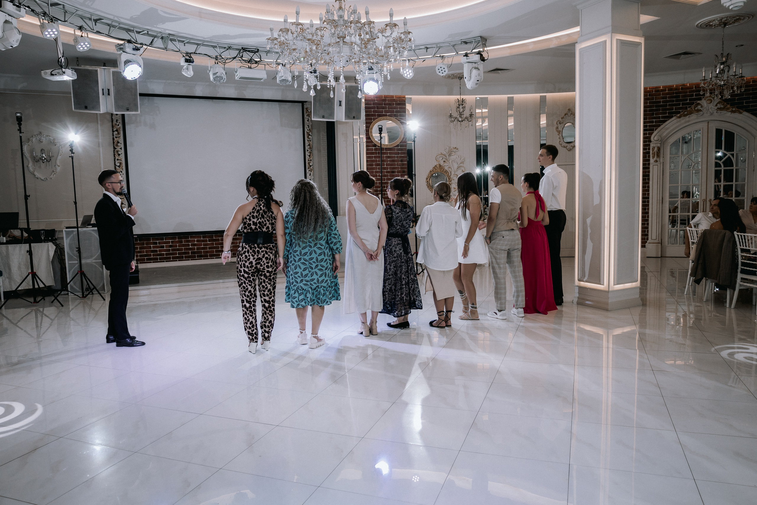 Свадебная прогулка. Эвелина и Дмитрий. Свадебная фотография. Арина Рубах