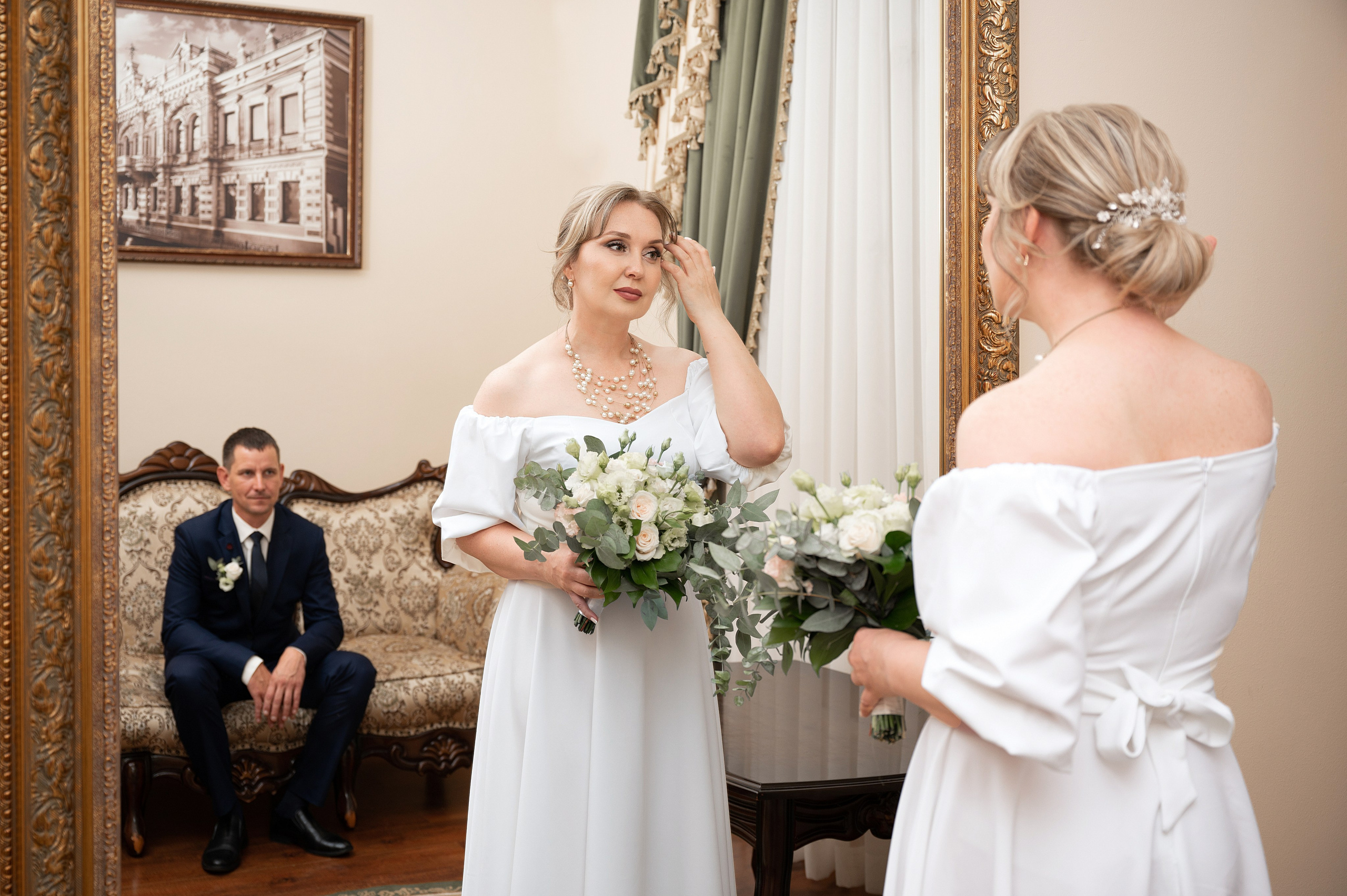 Невеста с букетом у зеркала в Екатерининском зале Краснодар