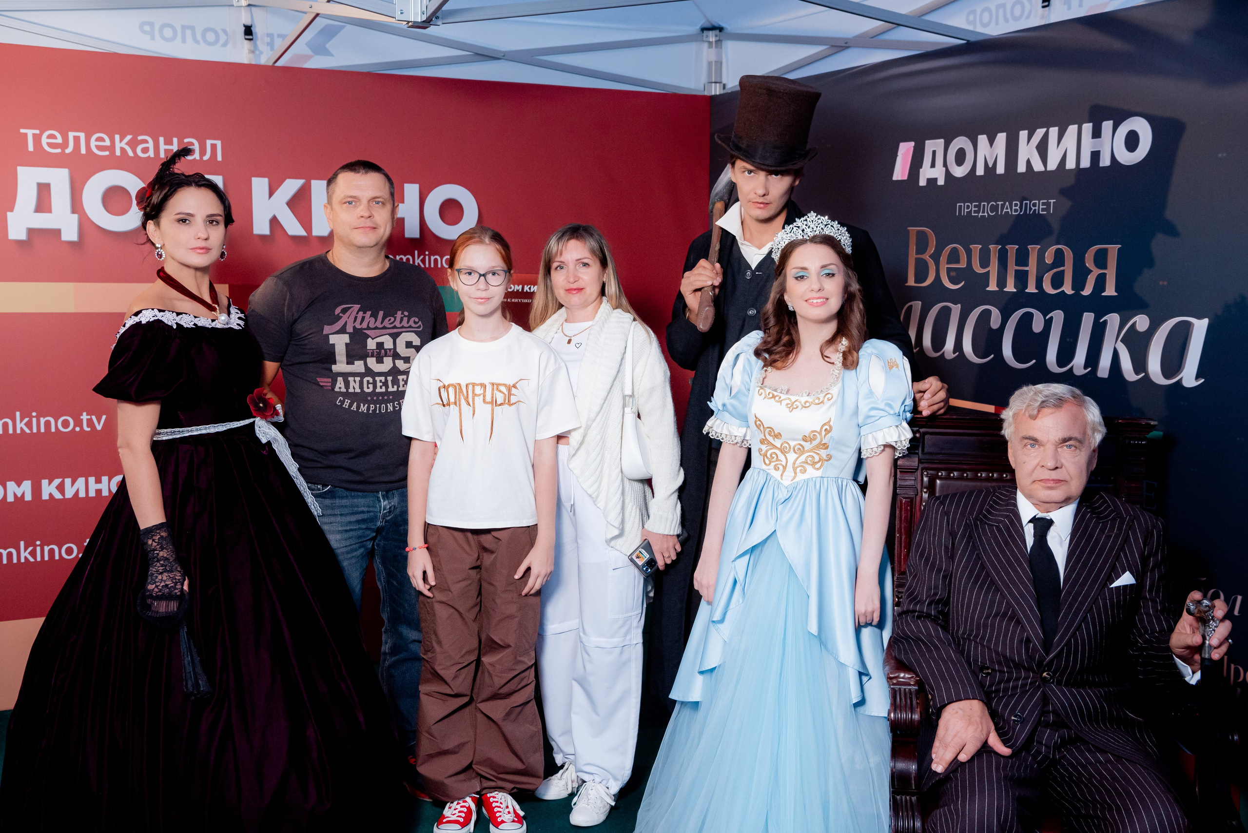 Портретные фото с артистами в палатке Триколор Дом Кинов на день города Волгоград. Фотограф в Волгограде и Волжском Александр Горбань