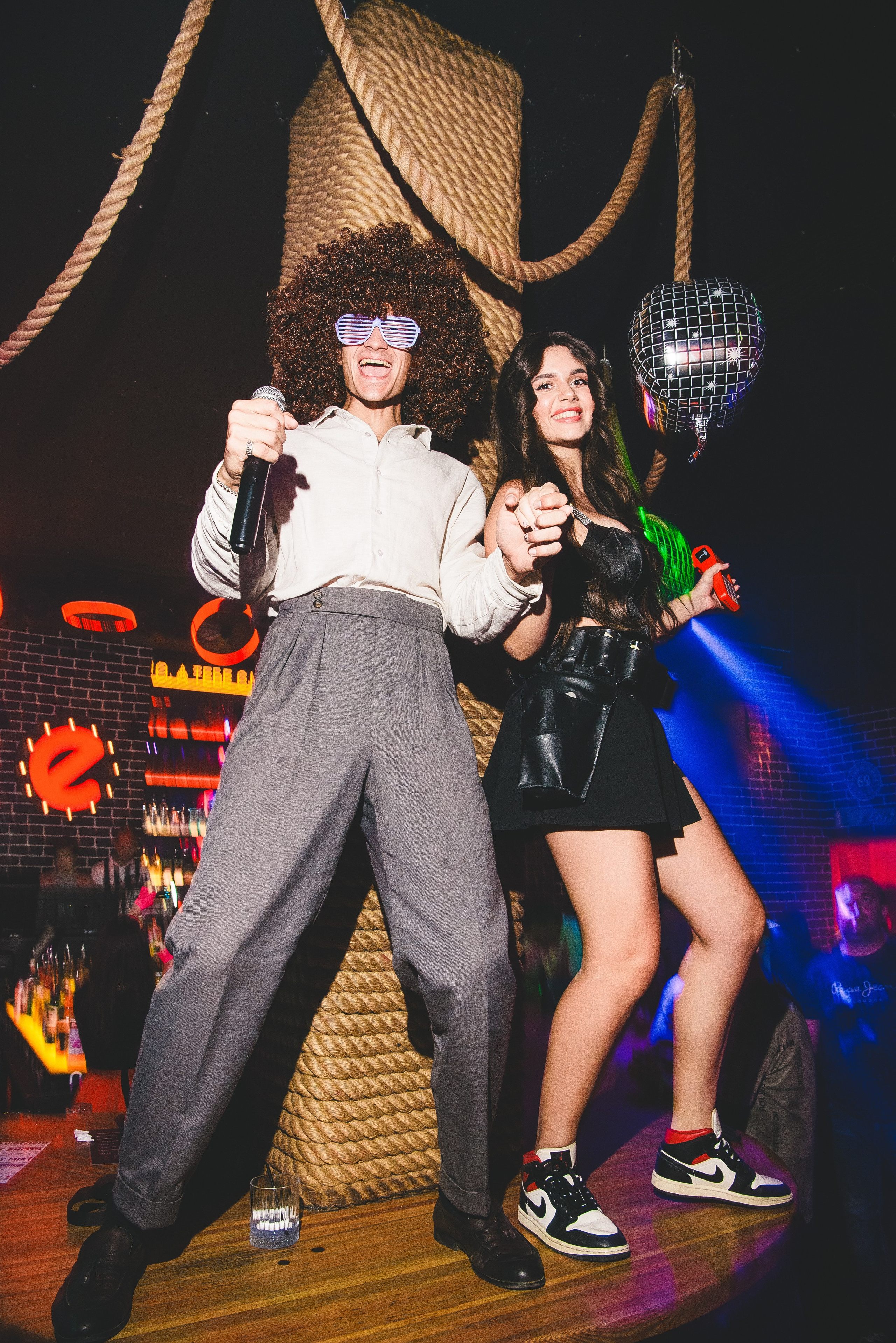 Виджей и текилла гёрл на барной стойке