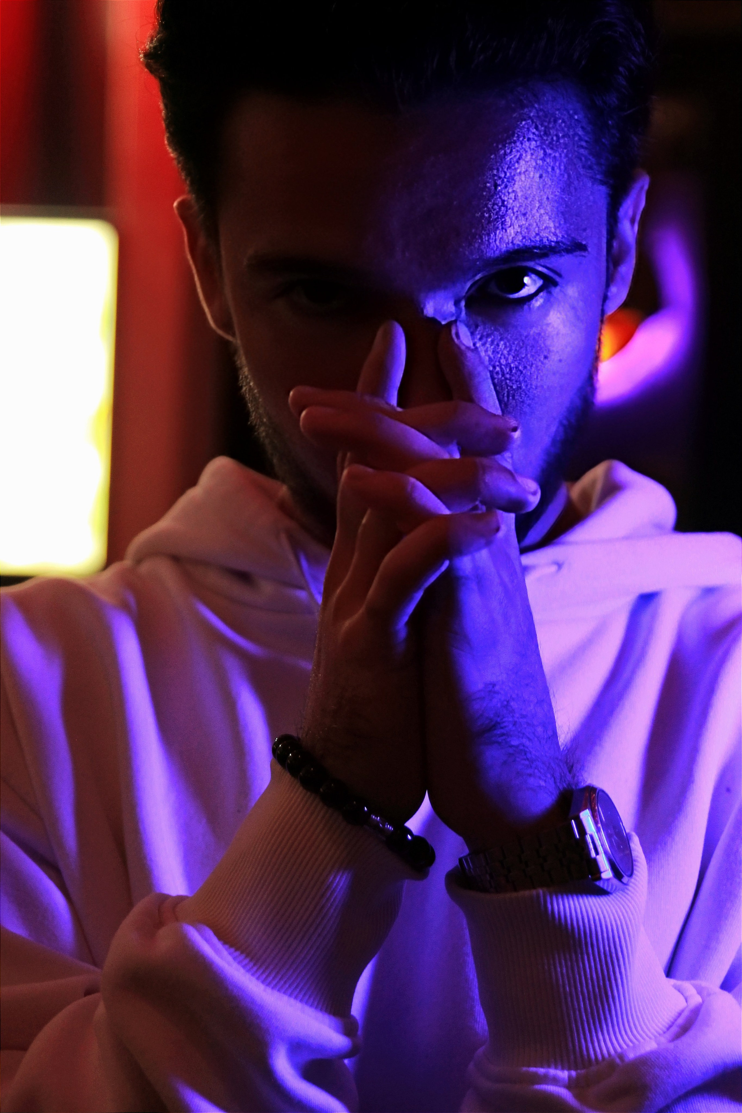 Мужской портрет. Контакты