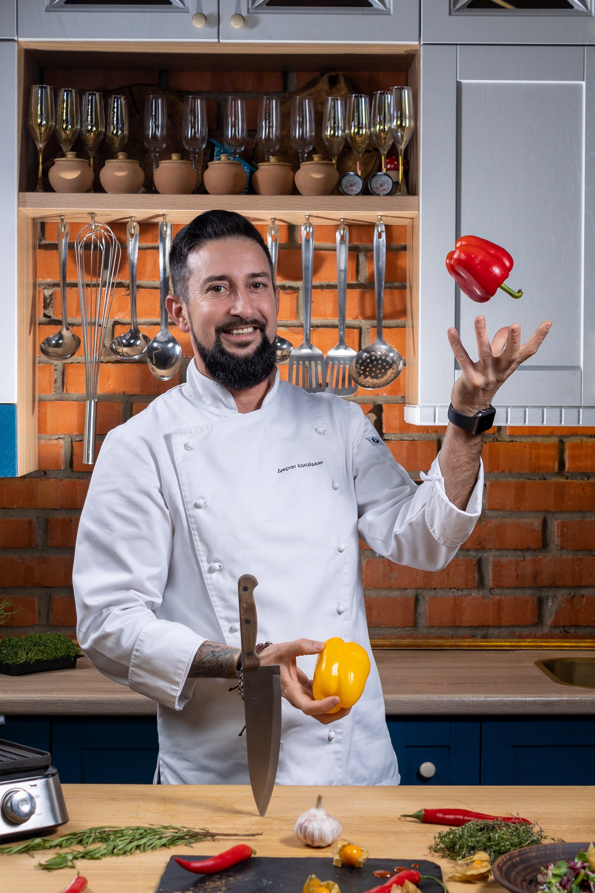 Фотография рекламной кулинарной студии шеф подбрасывает овощи вверх перец воткнуты нож