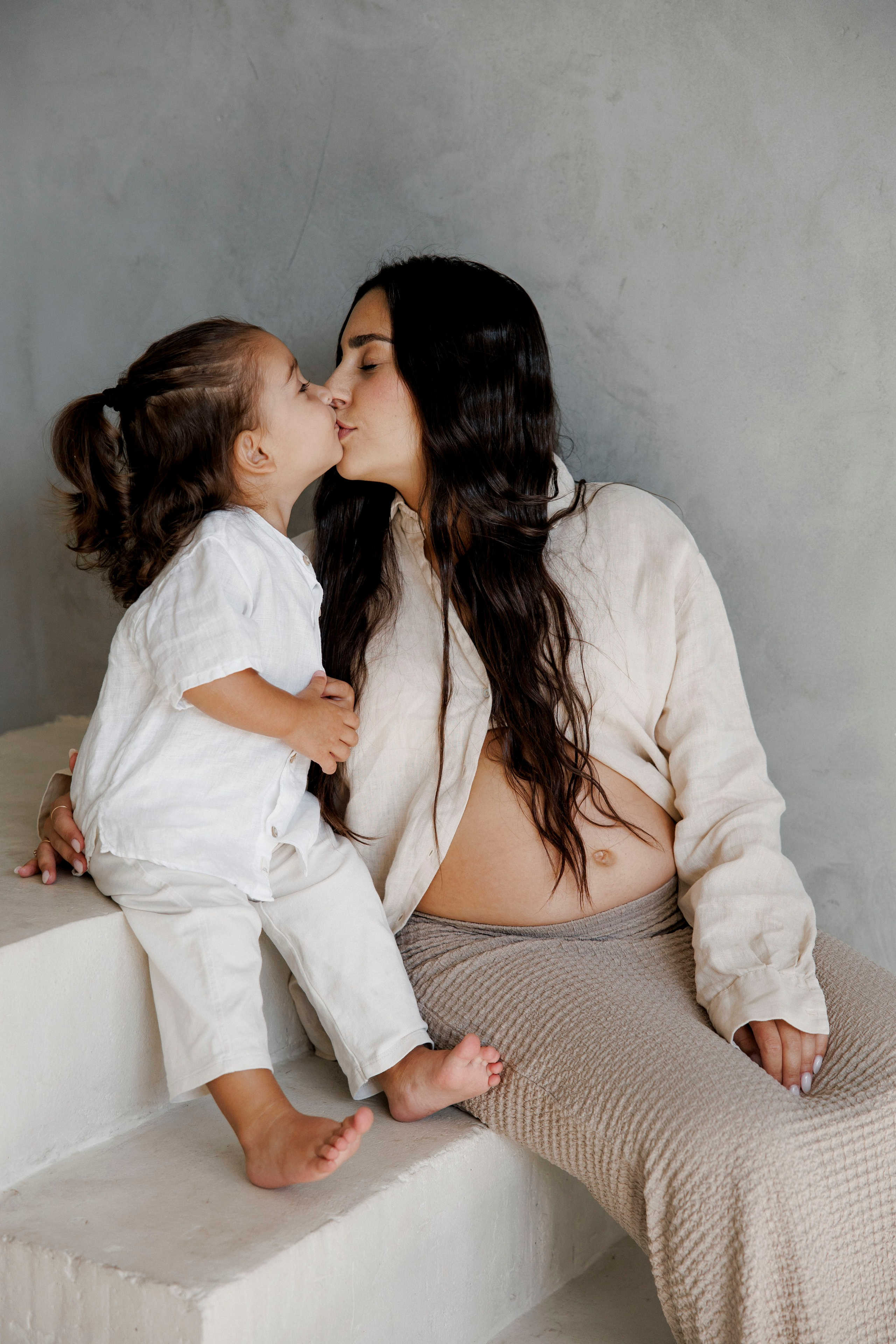 Pregnancy photoshoot inside the Grey Studio. Главная