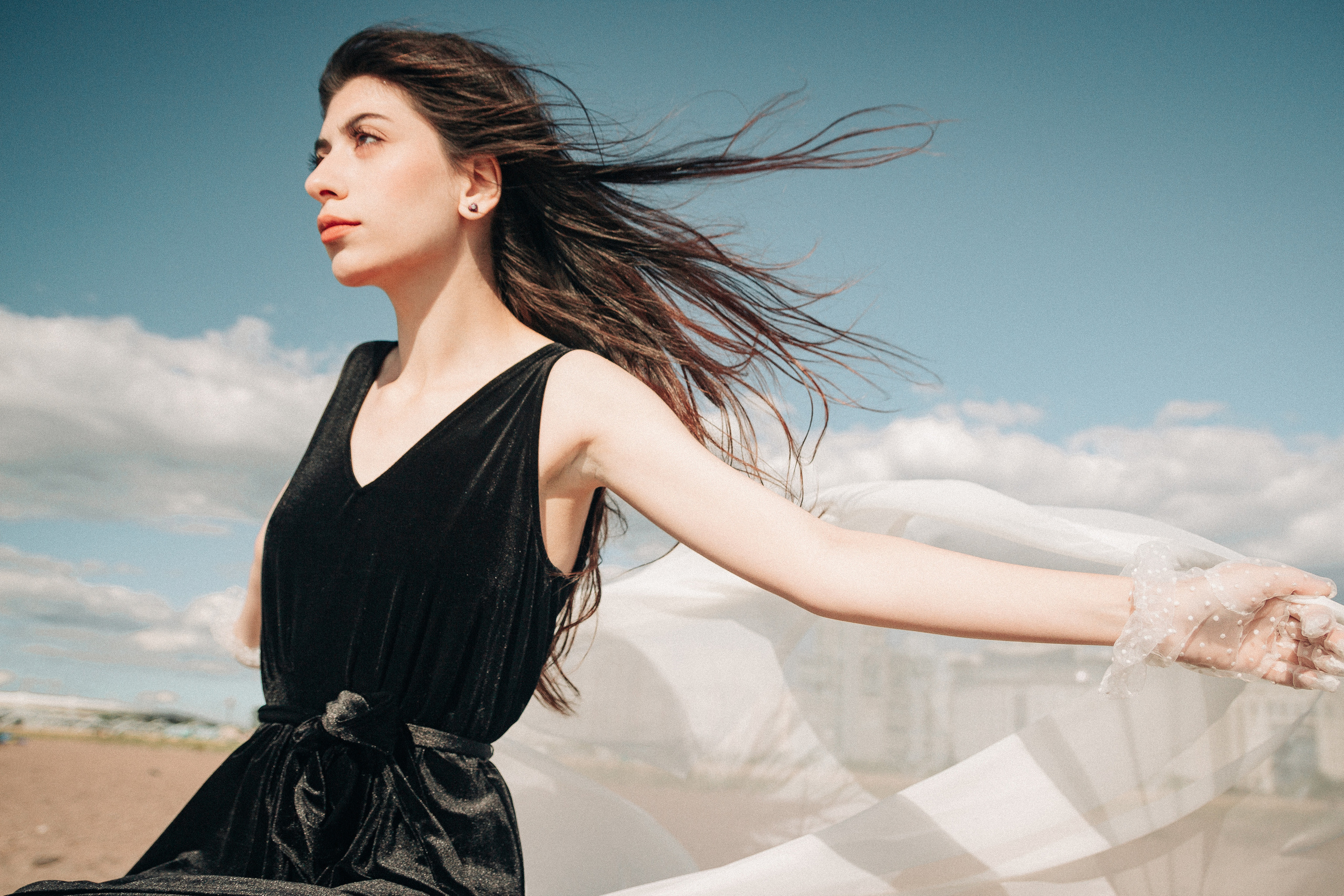 девушка с тканью