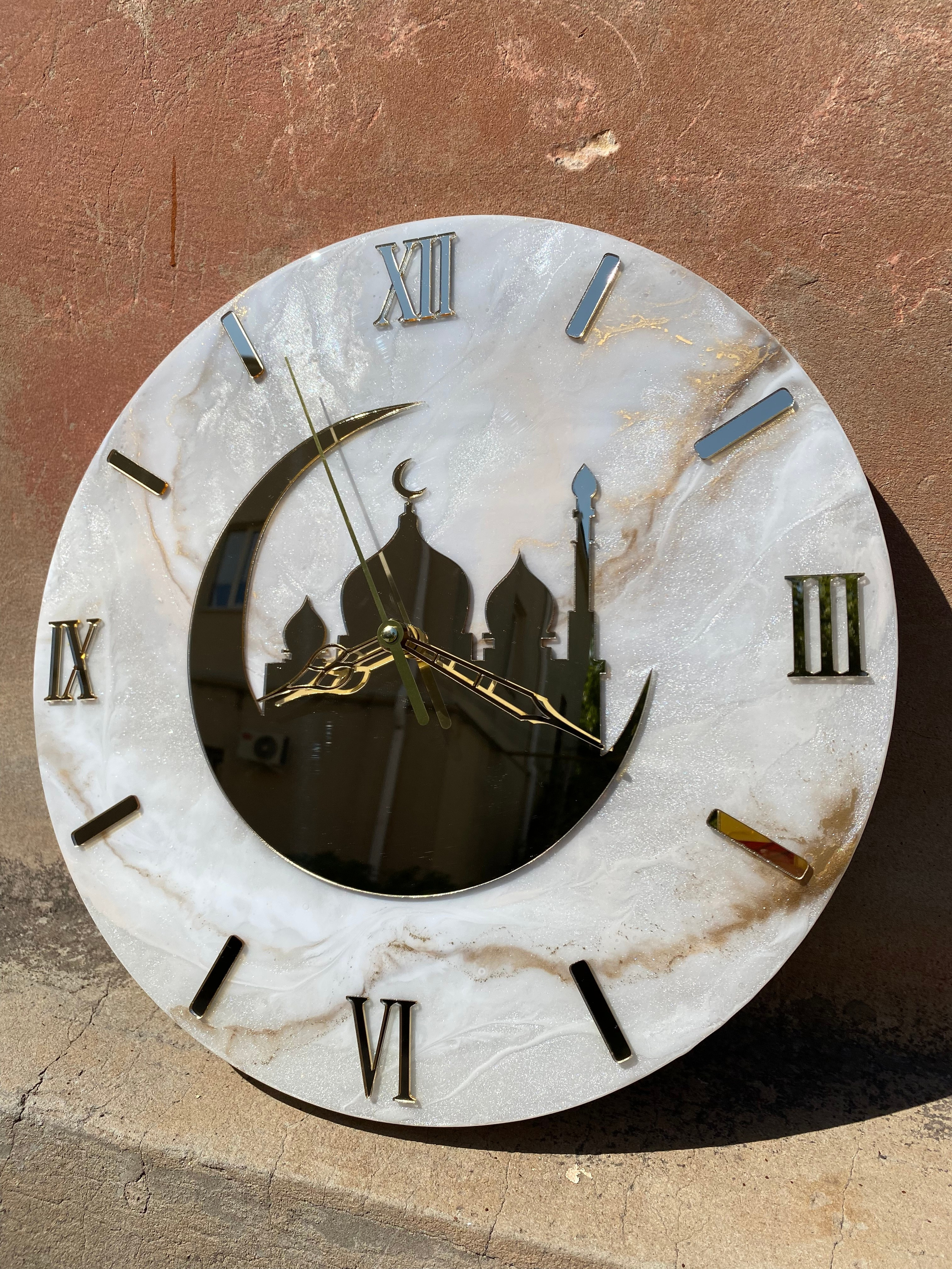 Часы из эпоксидный смолы. Художник Якимова Юлия картины в интерьер и предметы декора