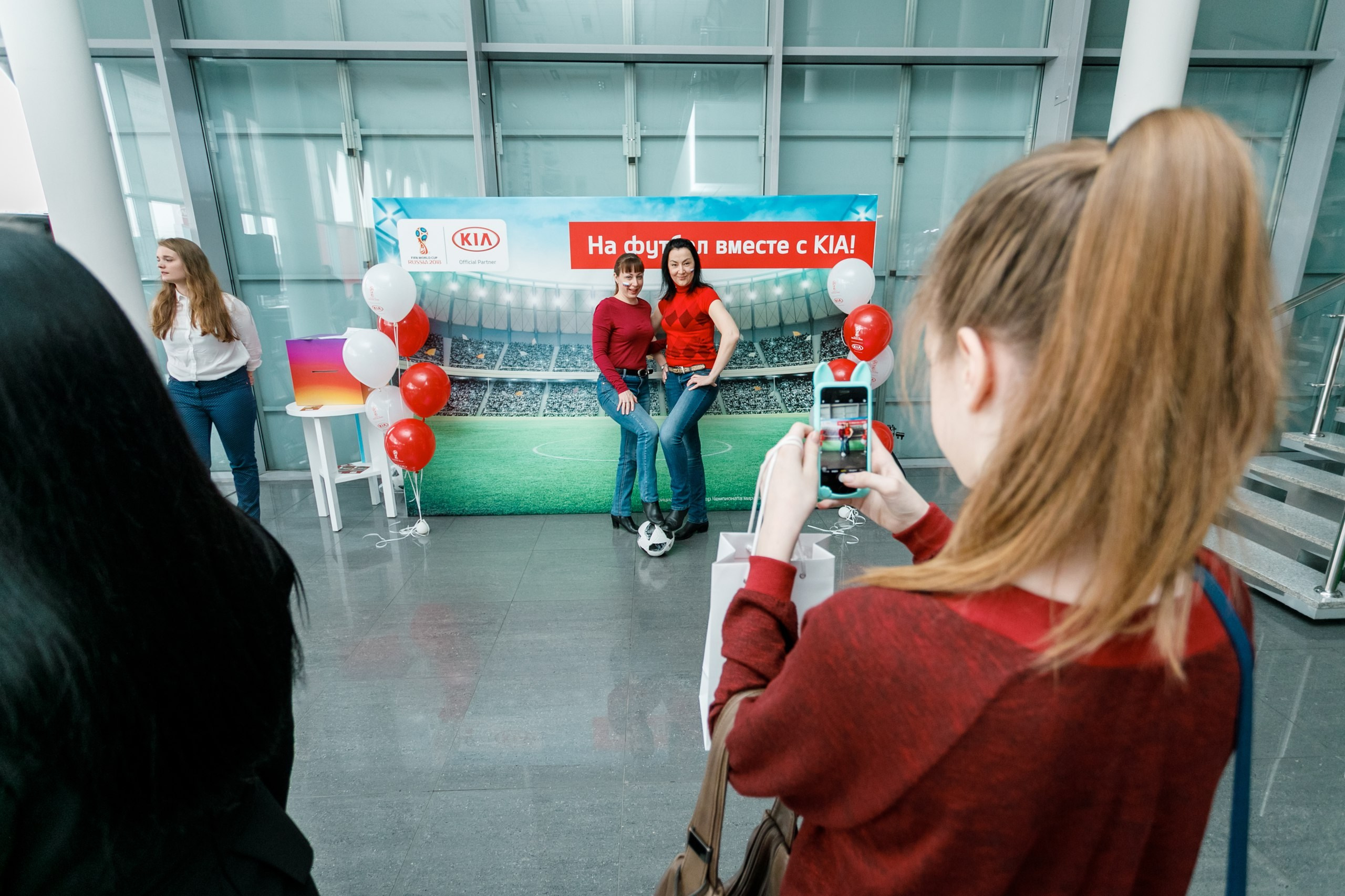 Розыгрыш билетов на ЧМ по футболу FIFA @ Киа Центр. Репортажный фотограф Максим Полянский. Москва, Санкт-Петербург, Красноярск