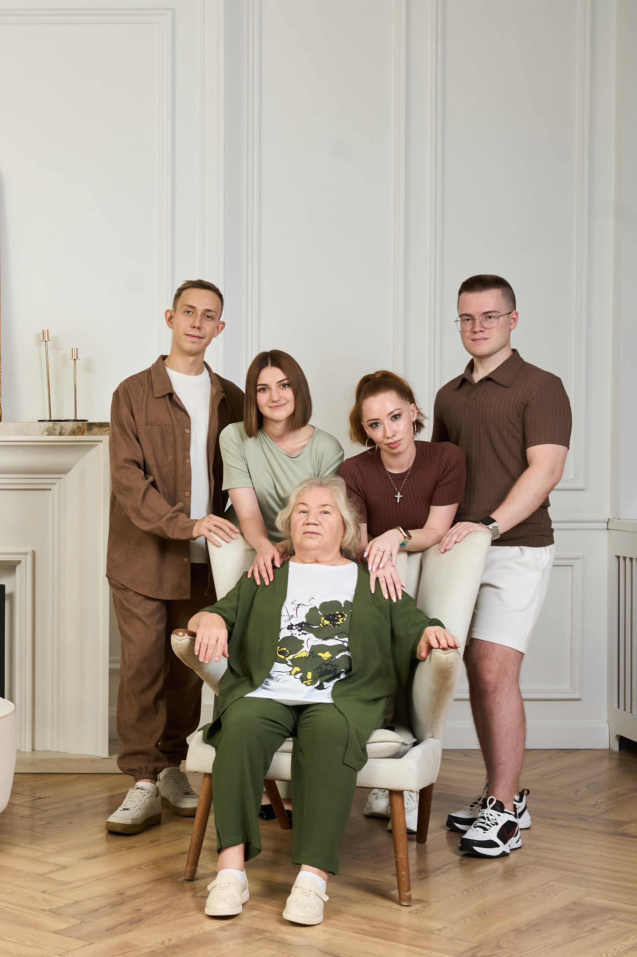 Портретная съемка большой семьи с искусственным светом в студии. Фотограф Екатеринбург Кокшарова Александра