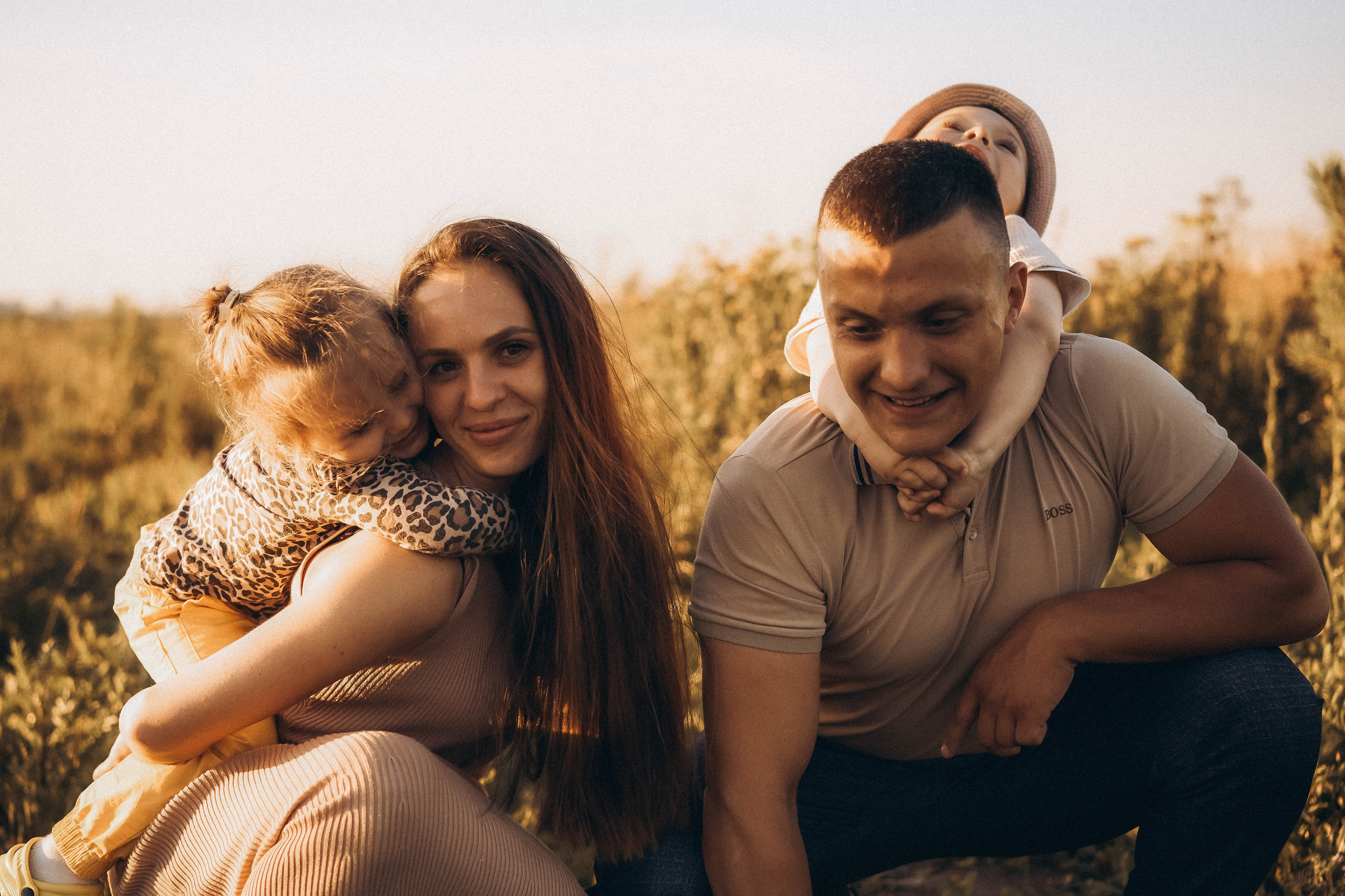 Семейная сьемка в поле на закате. Фотограф Екатеринбург Кокшарова Александра