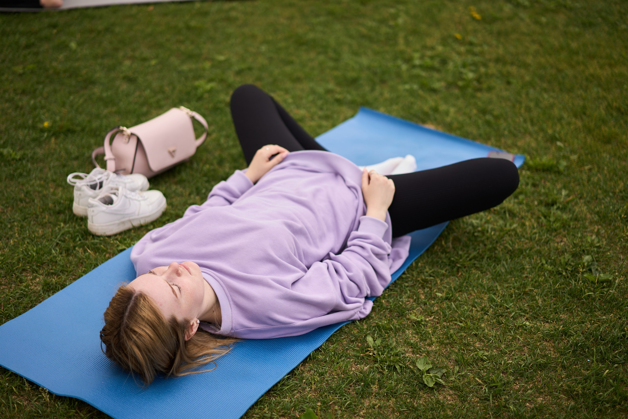 Репортажная съемка занятия йоги в парке. Фотограф Екатеринбург Кокшарова Александра